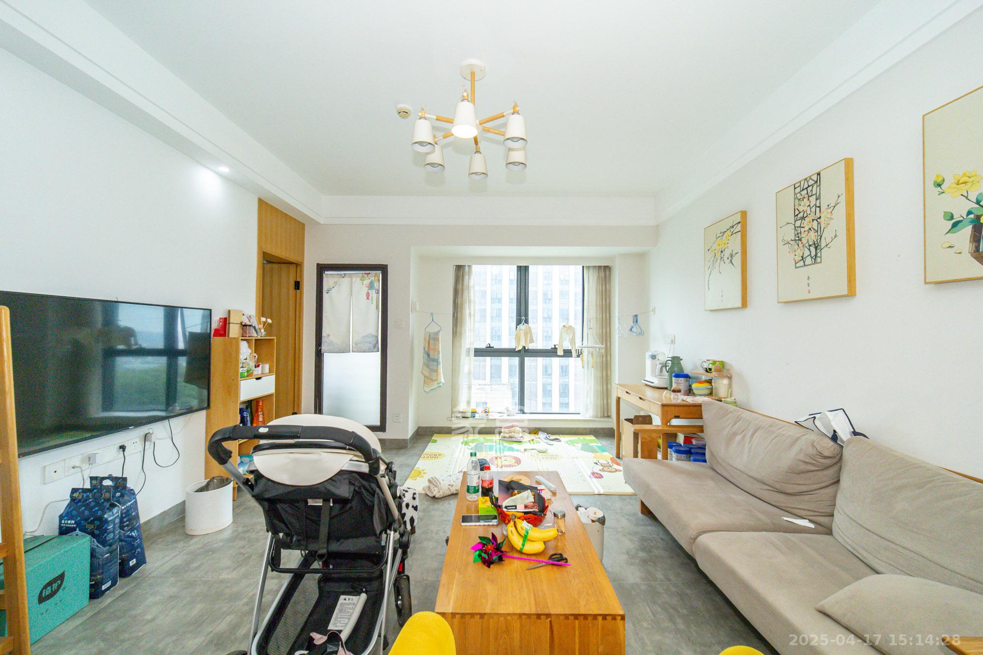 广华国际公馆(广华大厦) 2室2厅1卫 52.8万 广华国际公馆(广华大厦) 2室2厅1卫 52.8万客厅