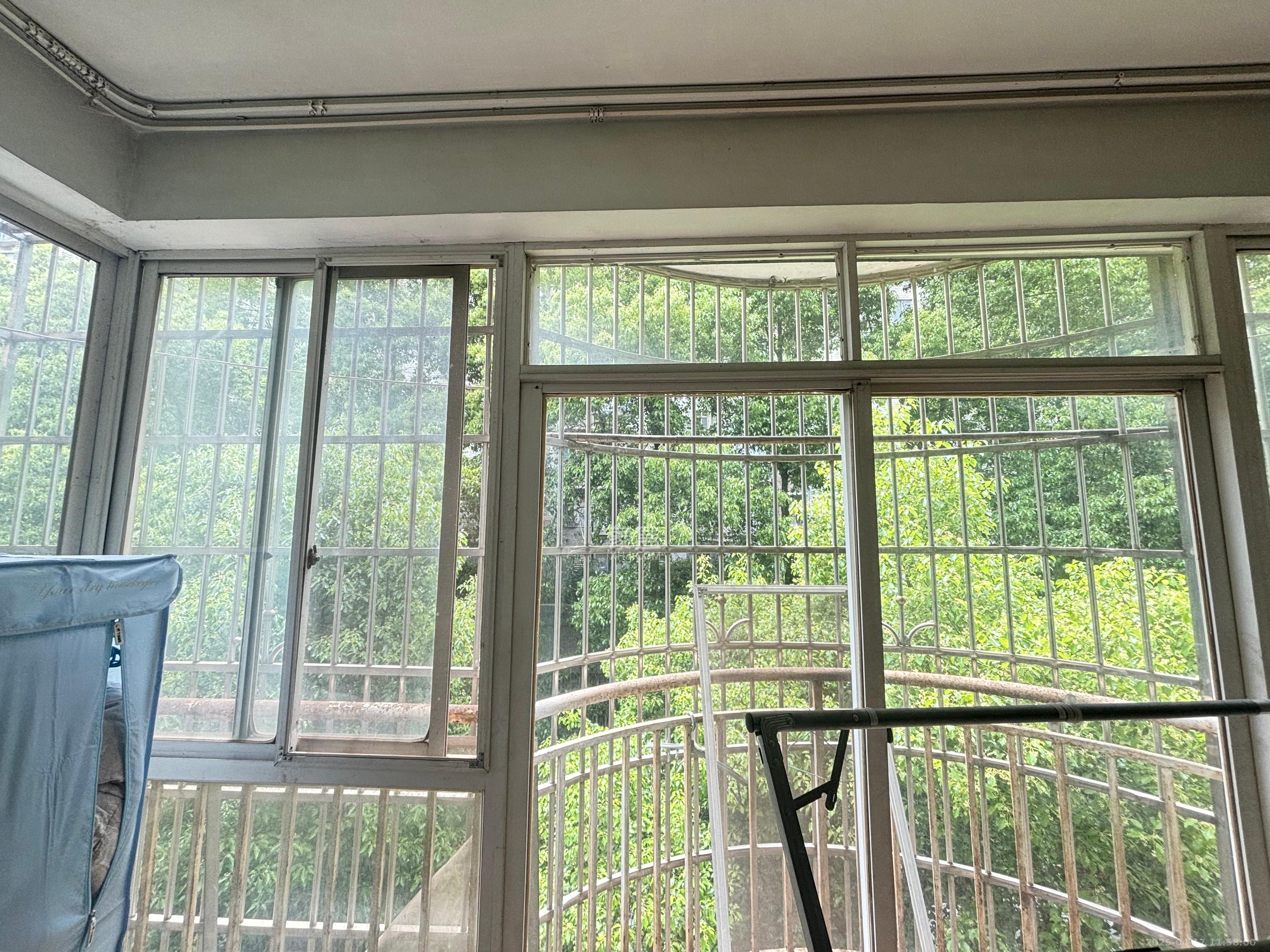 都市春天  1室1厅1卫    1100.0元/月 都市春天  1室1厅1卫    1100.0元/月室内图