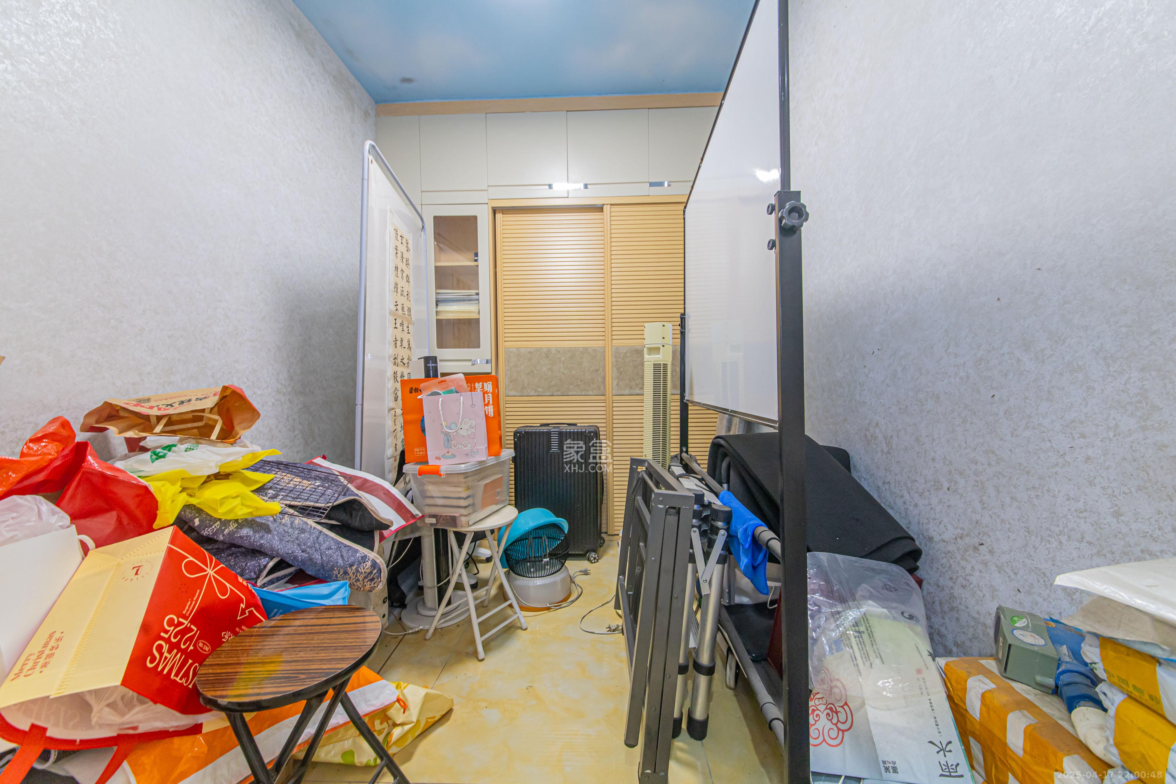 保利花园  3室2厅2卫   78.00万卧室
