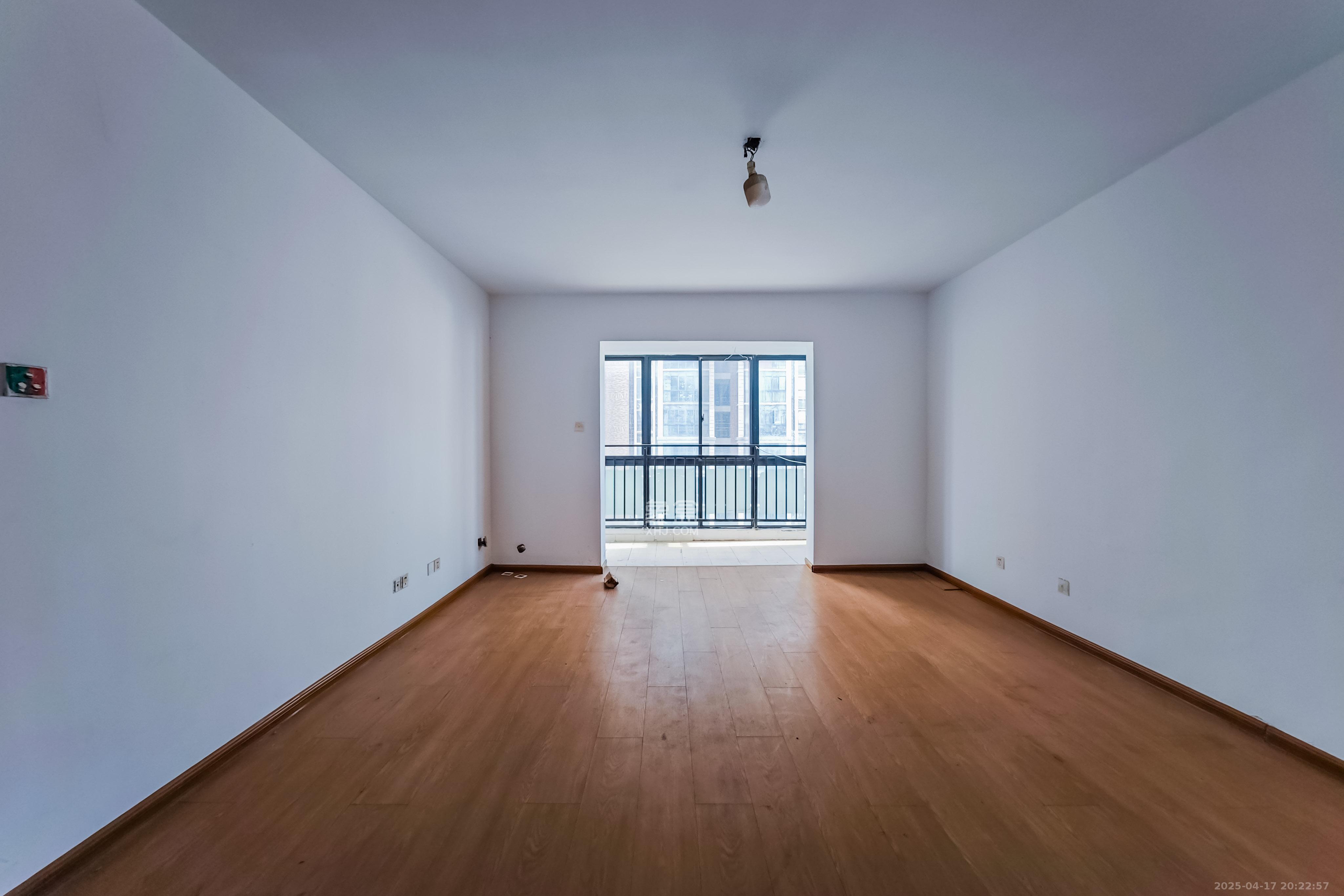 海拔东方  3室2厅2卫    115.0万 海拔东方  3室2厅2卫    115.0万客厅