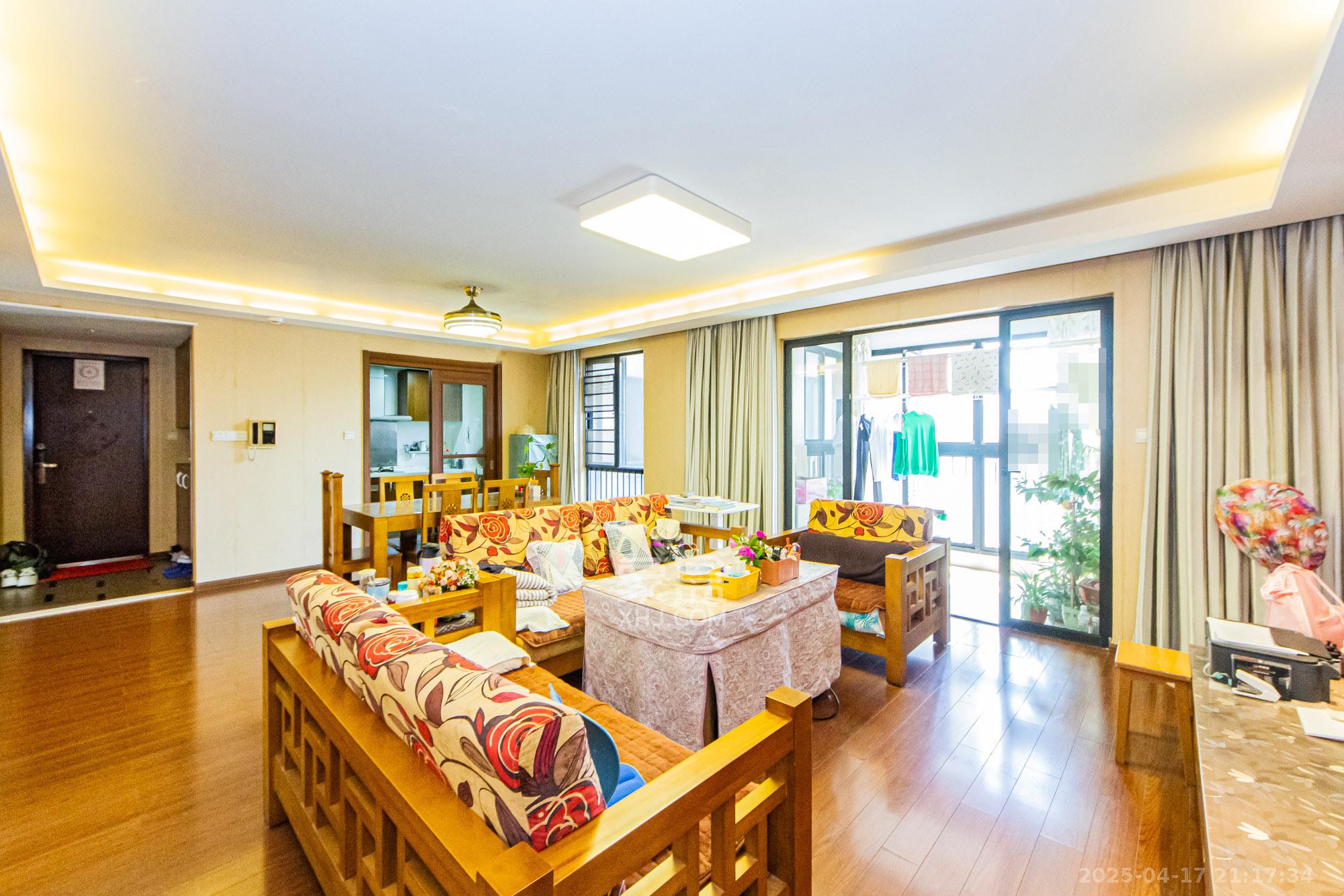 万科城  3室2厅2卫   130.00万客厅