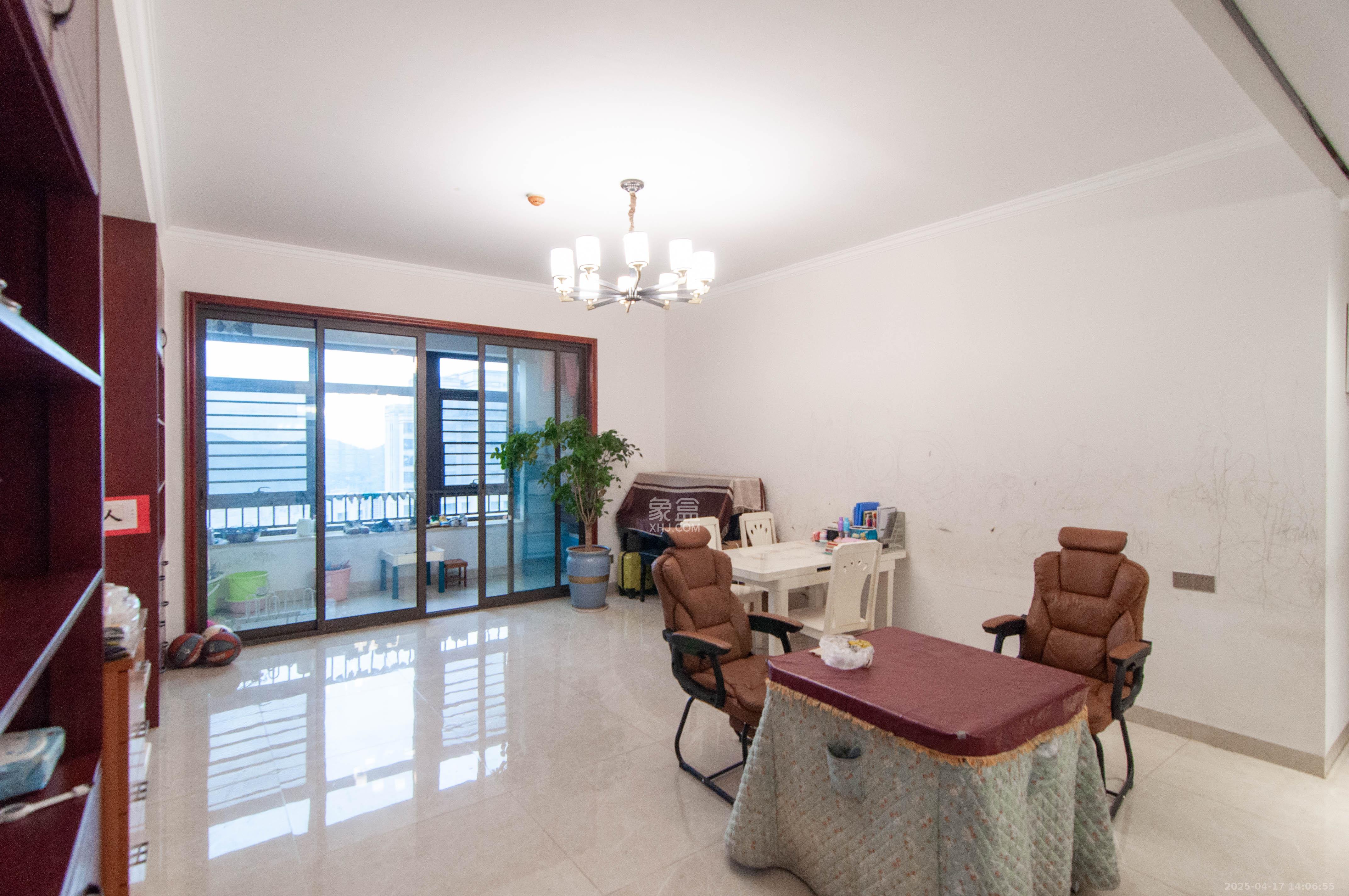 金茂梅溪湖 3室2厅2卫 170.0万 金茂梅溪湖 3室2厅2卫 170.0万客厅