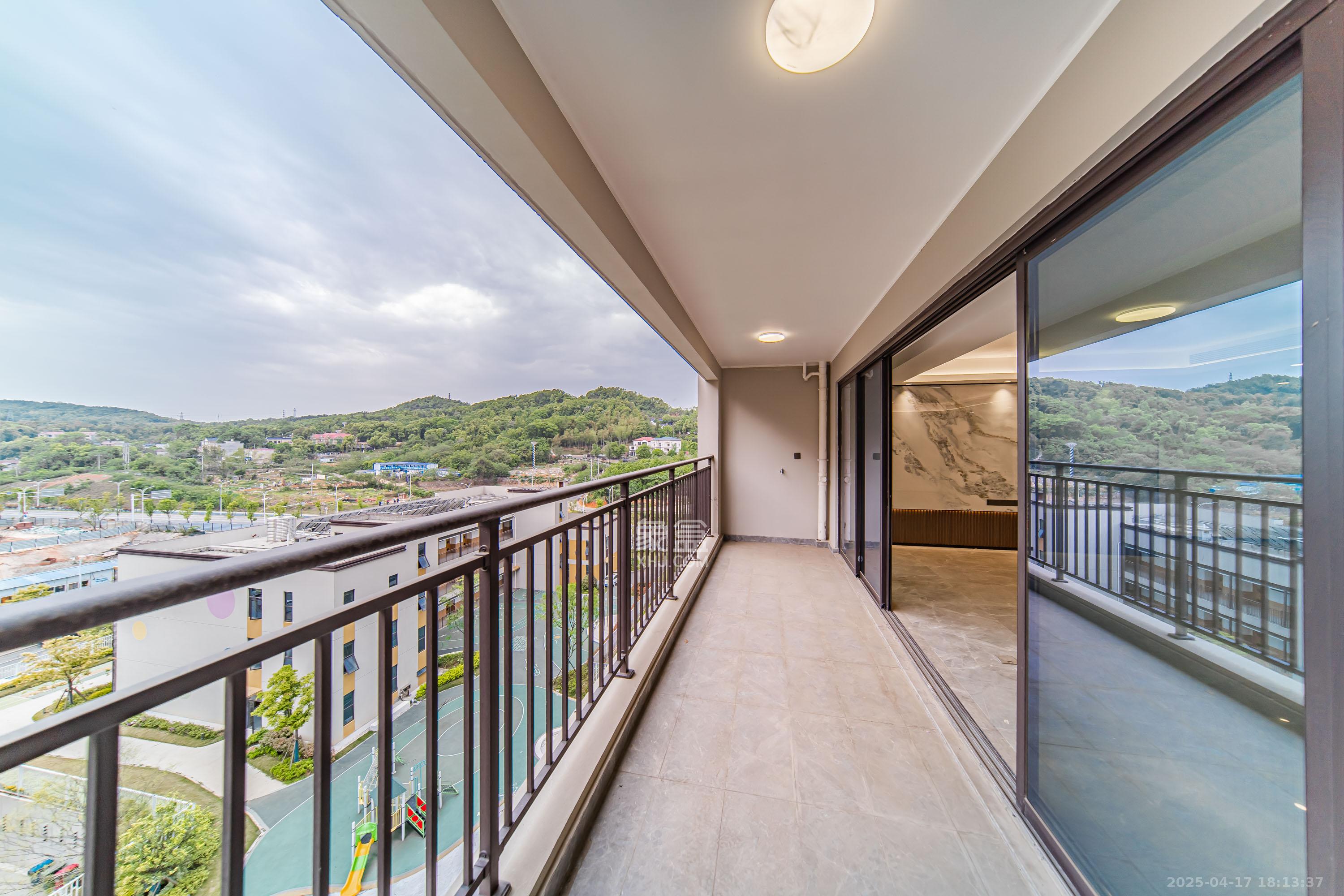 旭辉国宸府  4室2厅2卫    216.0万 旭辉国宸府  4室2厅2卫    216.0万阳台