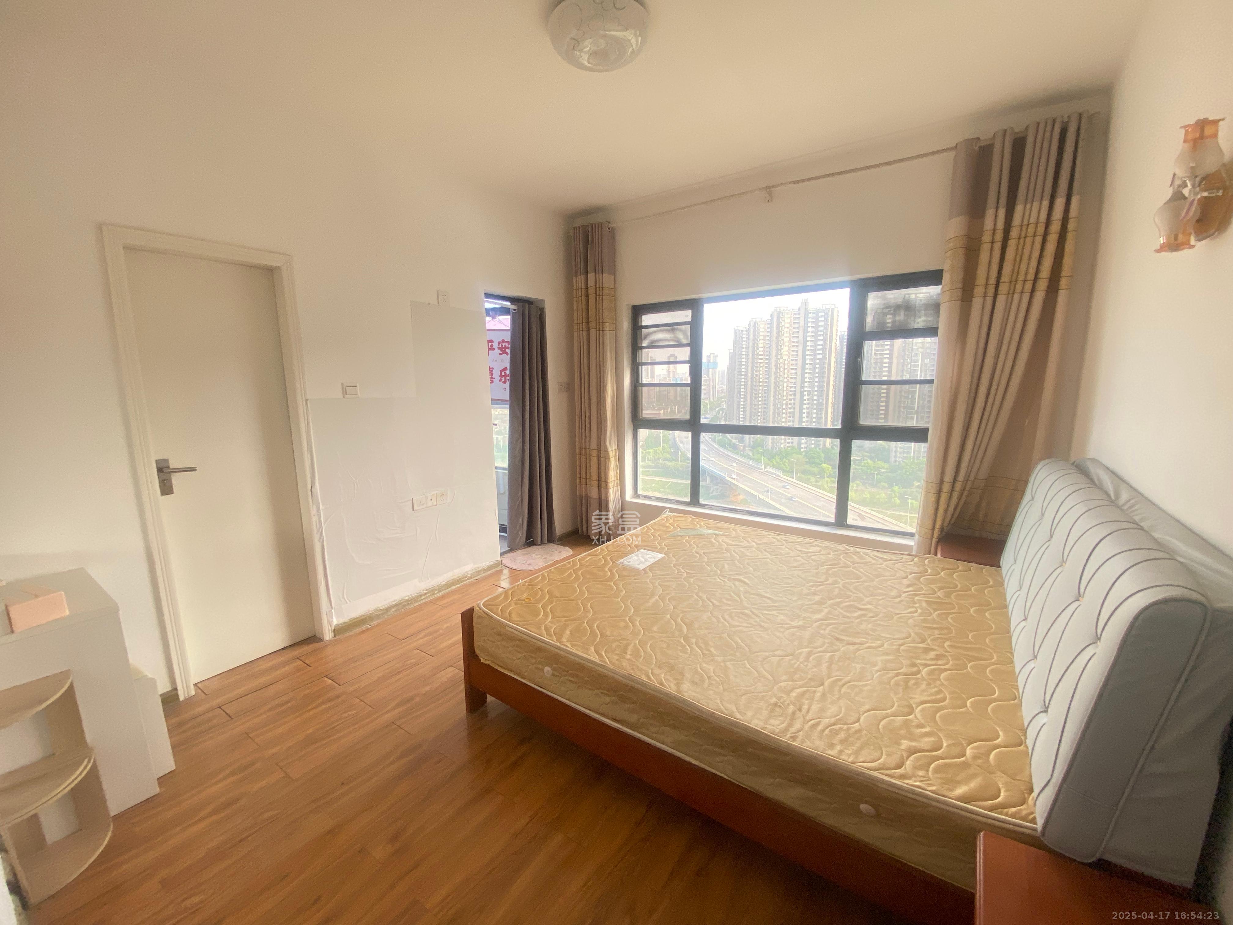 双湾国际(湘江御景花园) 3室2厅2卫 2000.0元/月 双湾国际(湘江御景花园) 3室2厅2卫 2000.0元/月室内图