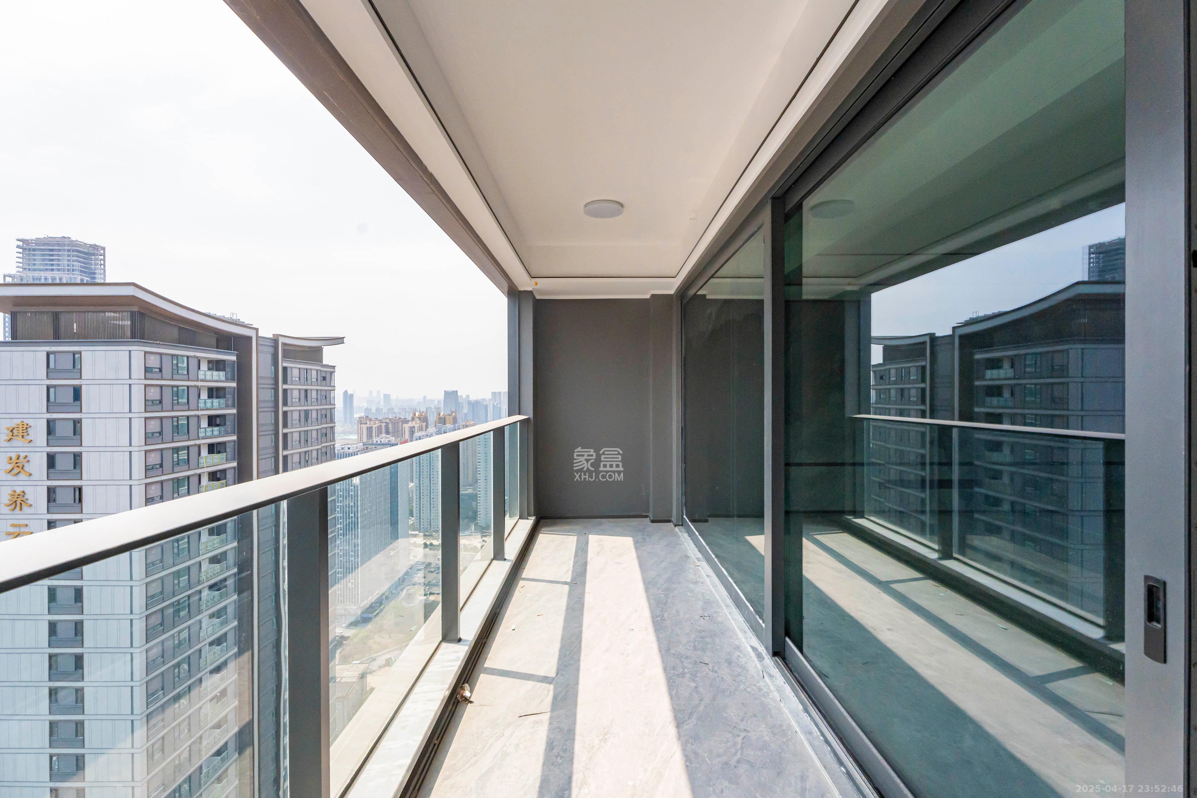 建发养云  4室2厅2卫   570.00万阳台