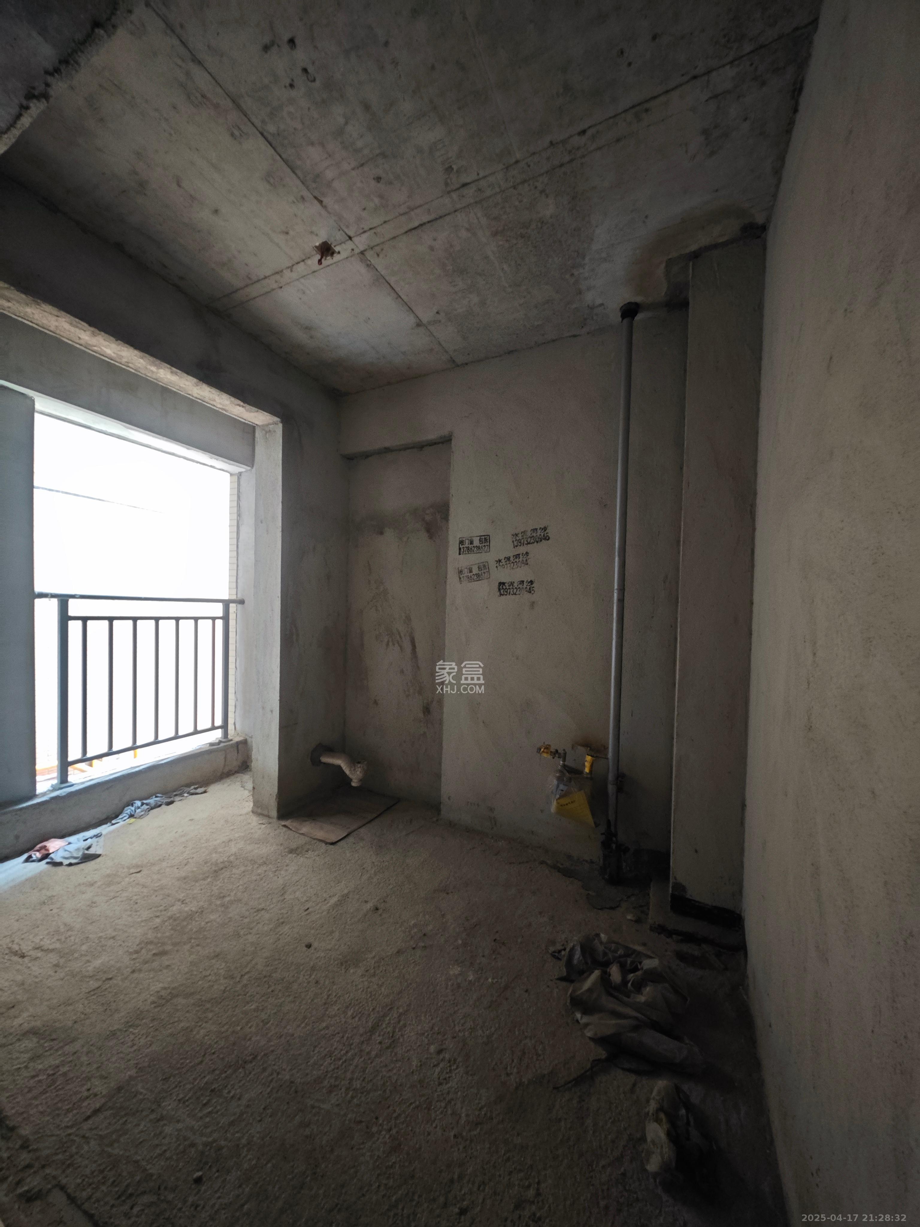 骏景豪庭  3室2厅1卫   38.80万客厅