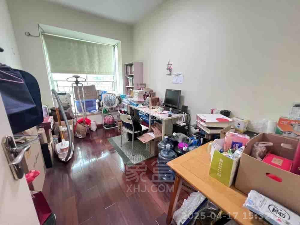 四季花园  4室2厅2卫   2300.00元/月室内图