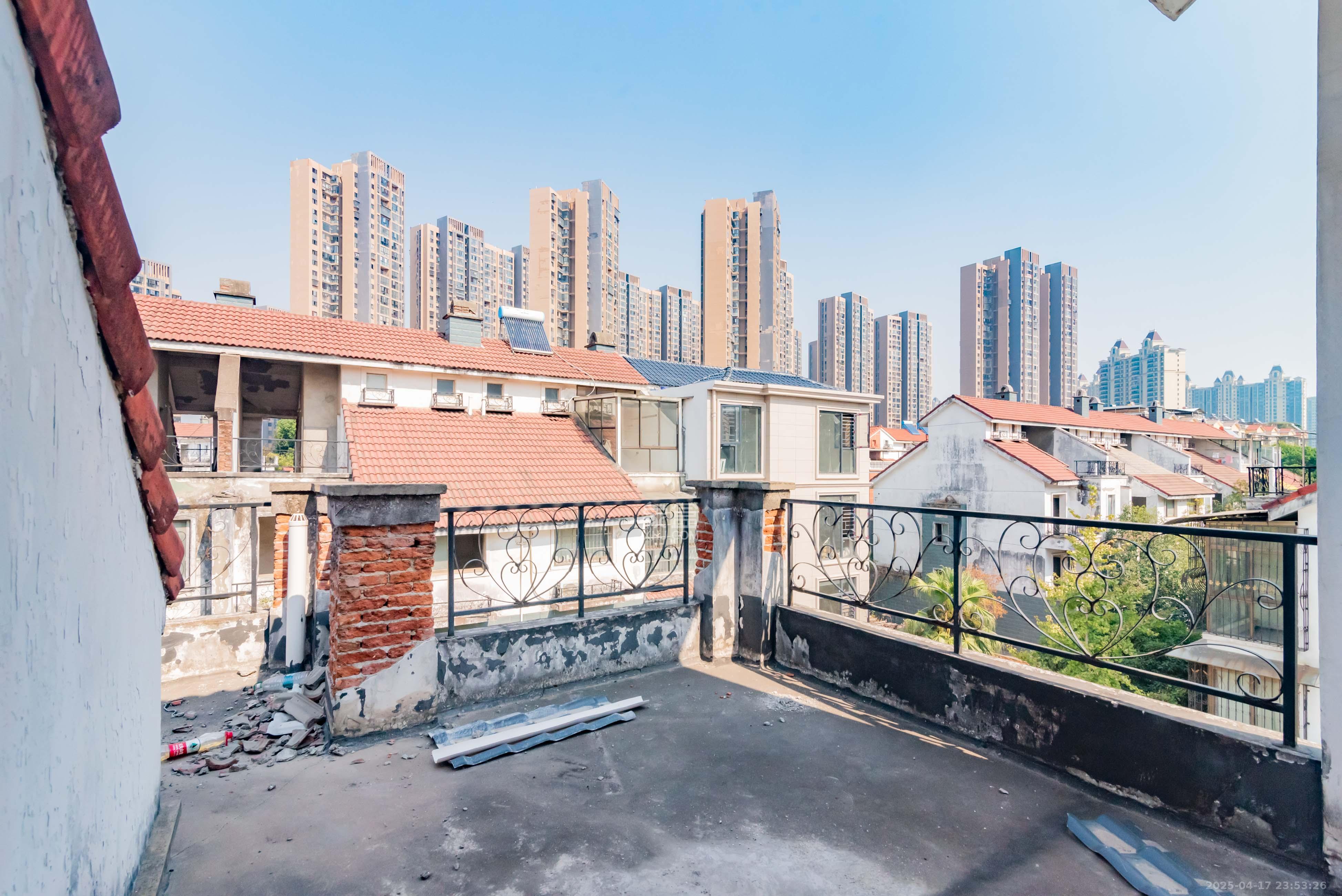 御景龙城  5室2厅3卫   400.00万阳台