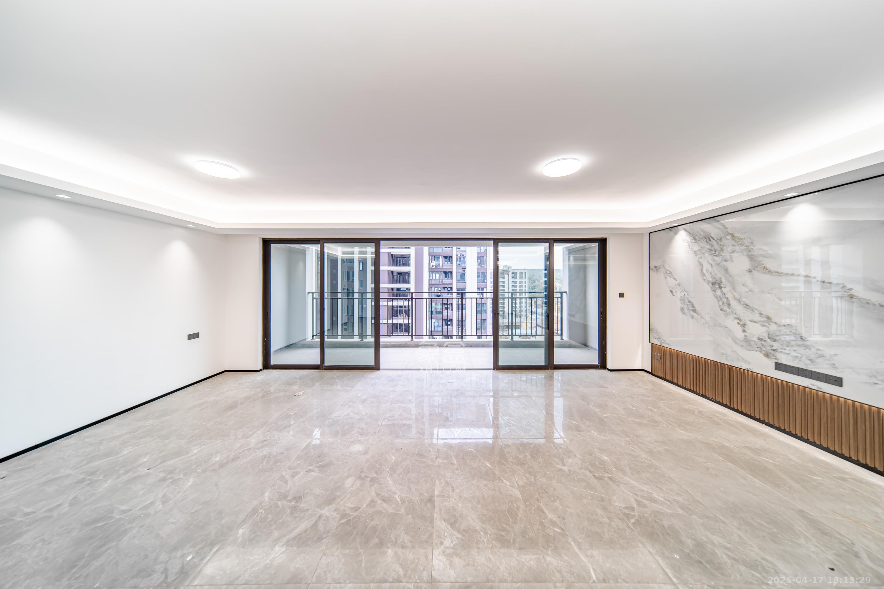 旭辉国宸府  4室2厅2卫    216.0万 旭辉国宸府  4室2厅2卫    216.0万客厅