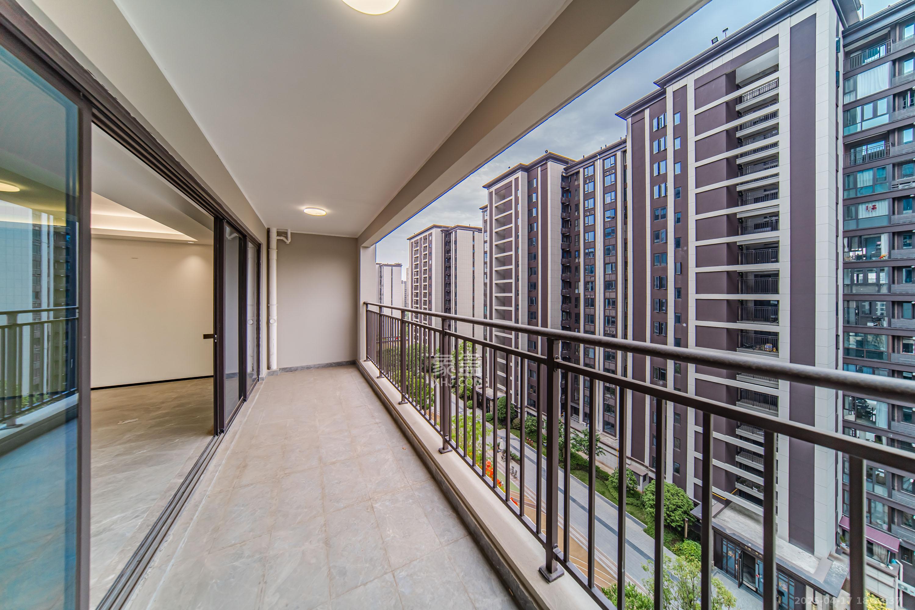 旭辉国宸府  4室2厅2卫    216.0万 旭辉国宸府  4室2厅2卫    216.0万阳台