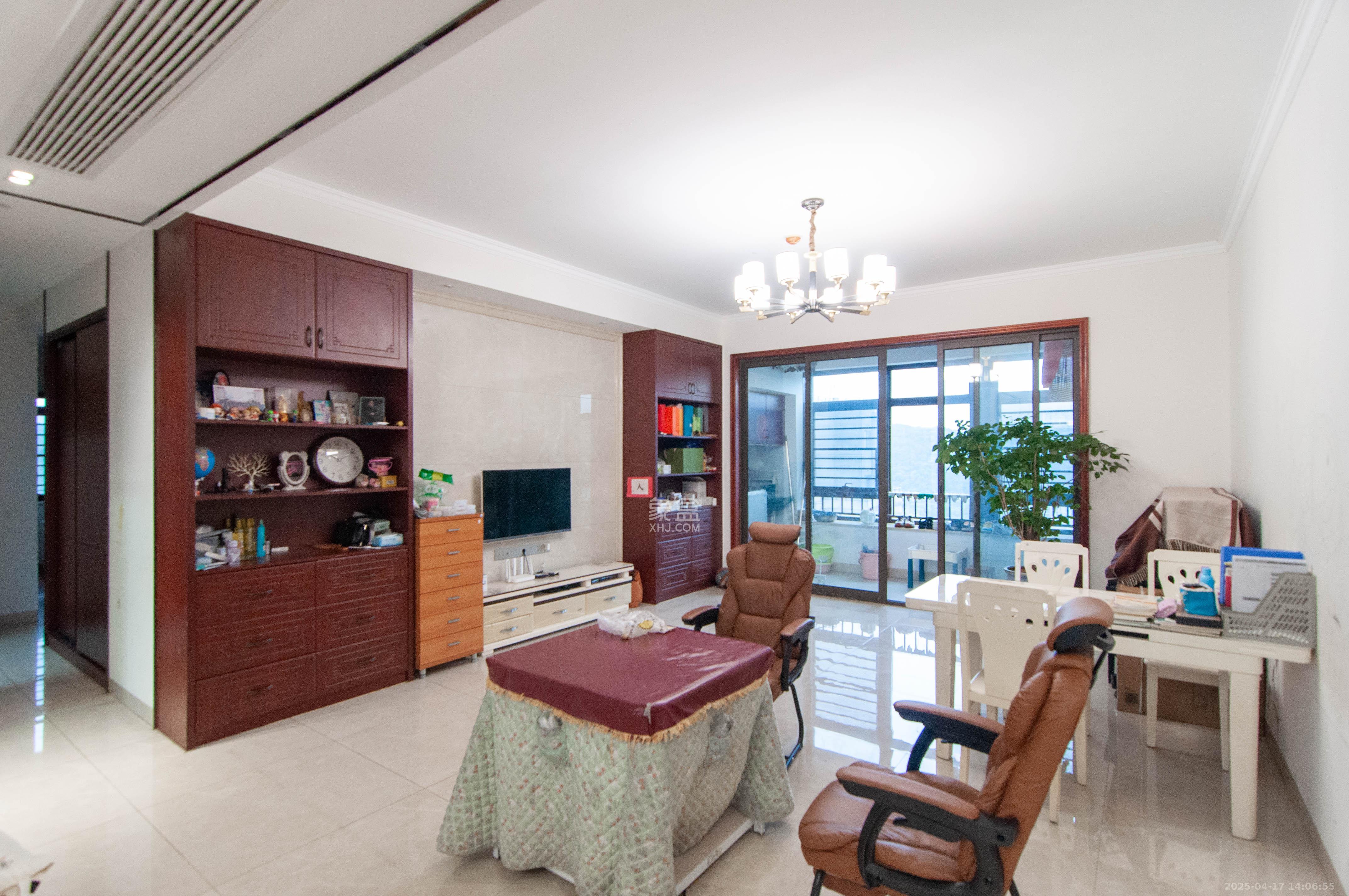 金茂梅溪湖 3室2厅2卫 170.0万 金茂梅溪湖 3室2厅2卫 170.0万客厅