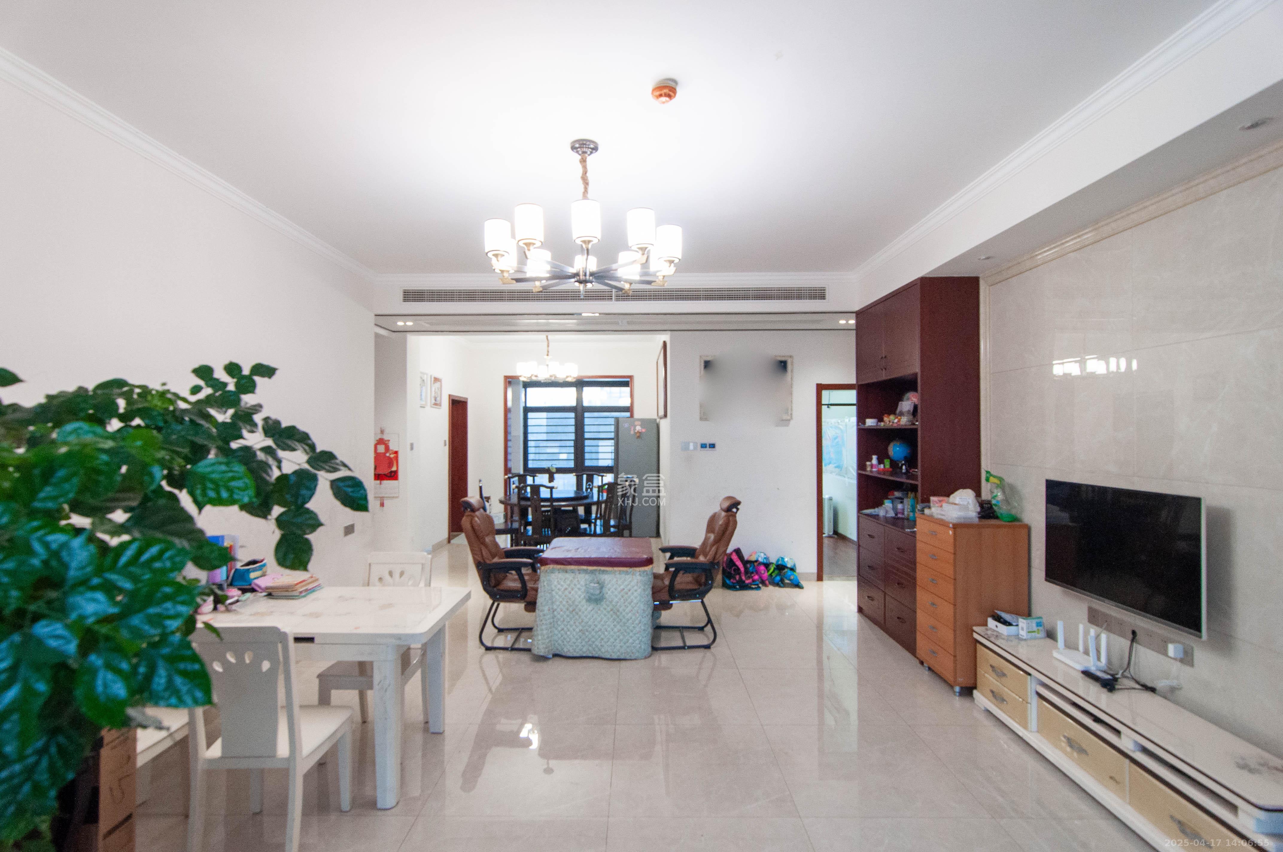 金茂梅溪湖 3室2厅2卫 170.0万 金茂梅溪湖 3室2厅2卫 170.0万客厅