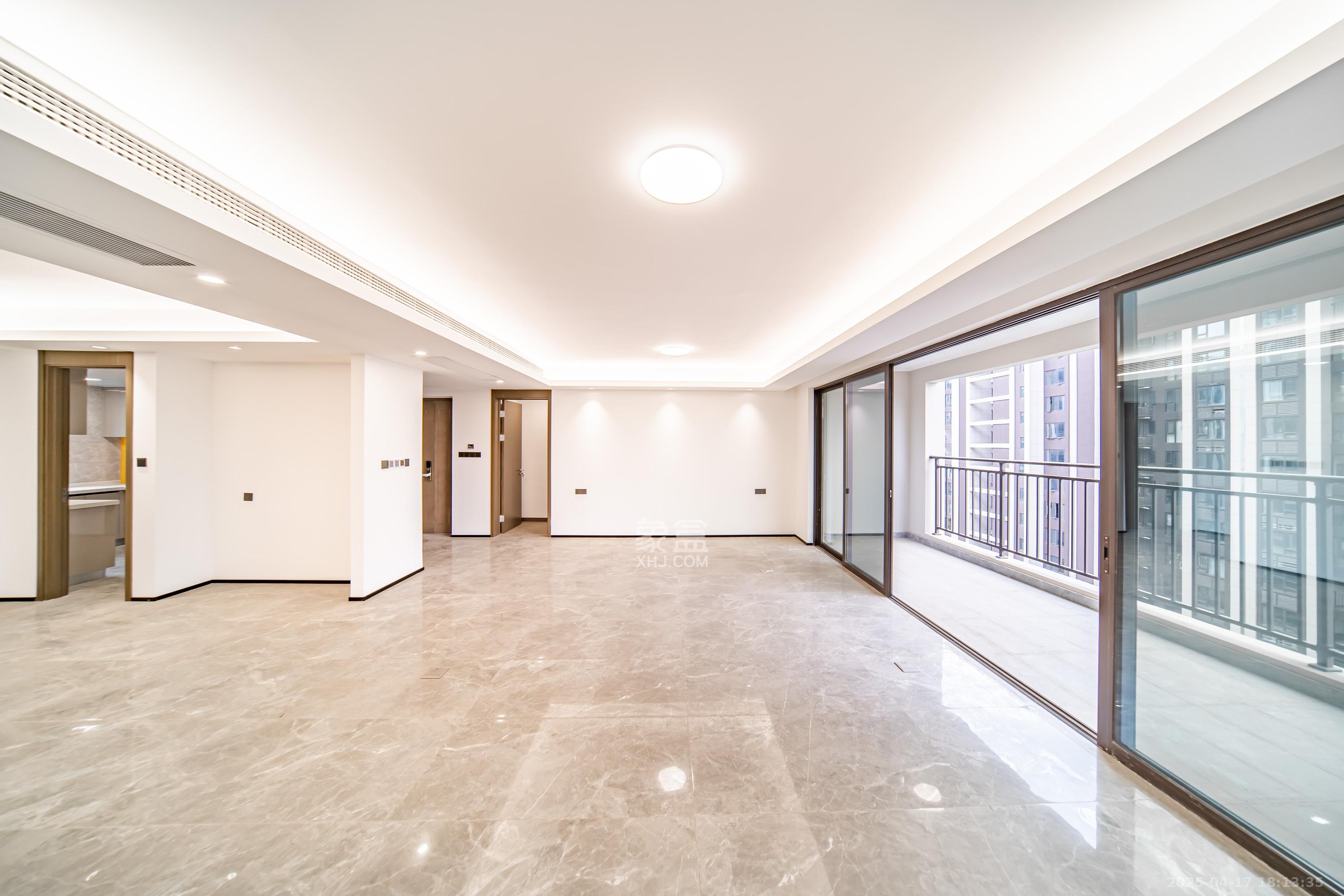 旭辉国宸府  4室2厅2卫    216.0万 旭辉国宸府  4室2厅2卫    216.0万客厅