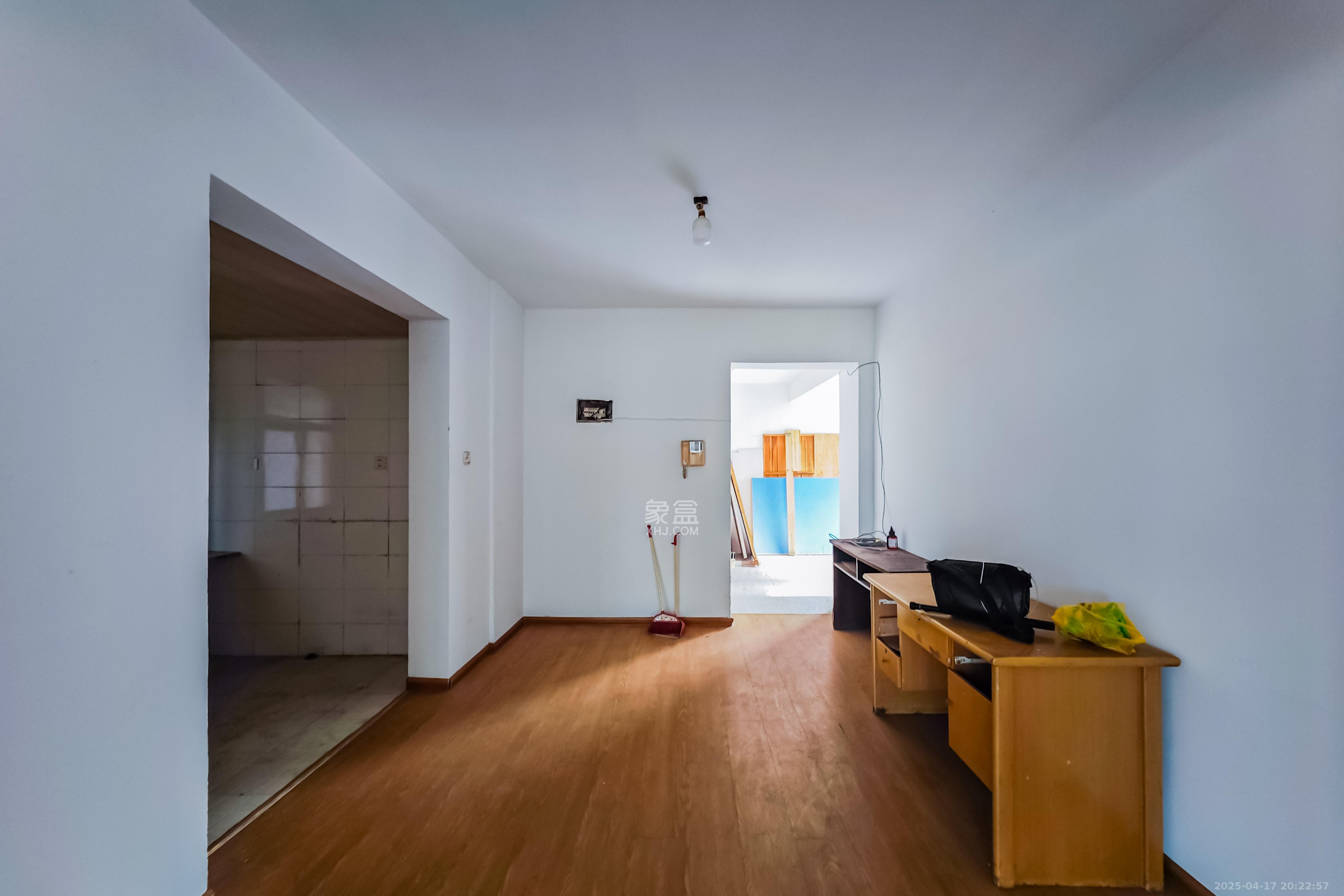 海拔东方  3室2厅2卫    115.0万 海拔东方  3室2厅2卫    115.0万客厅