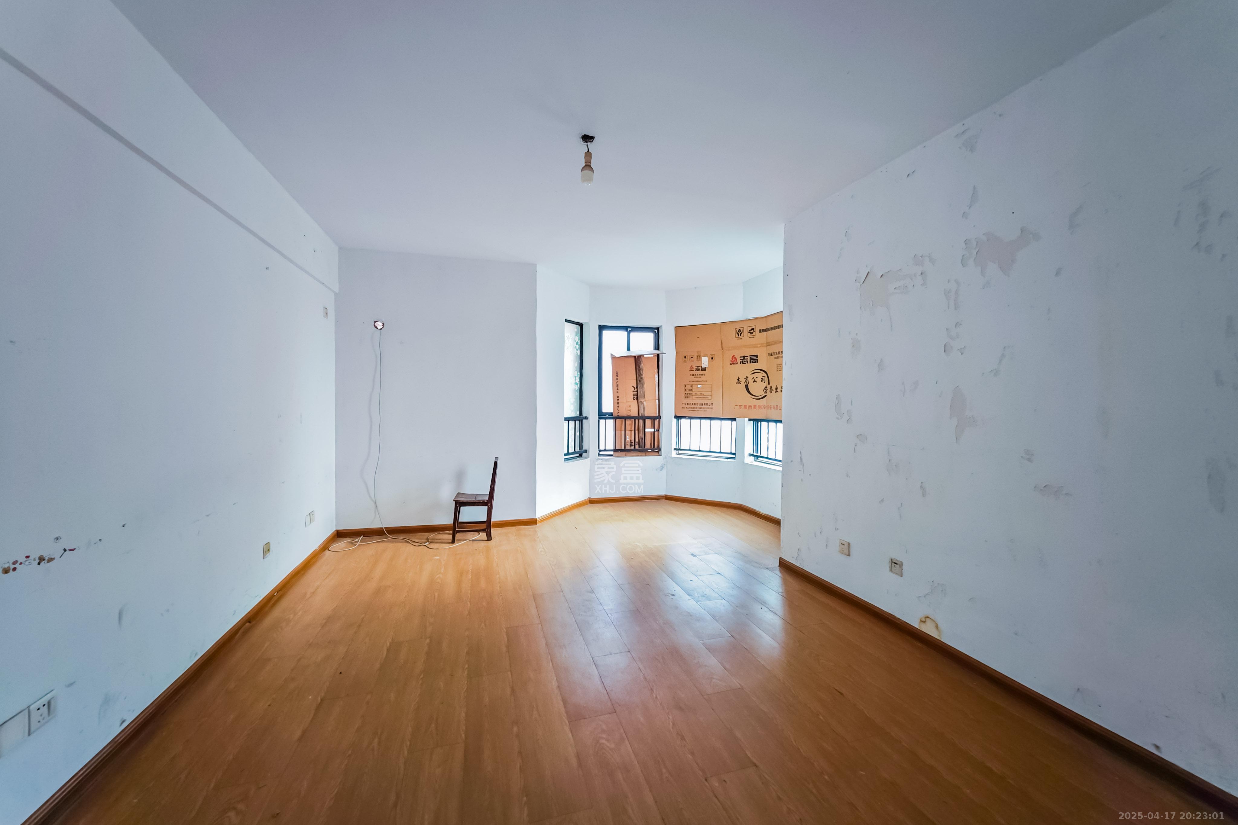 海拔东方  3室2厅2卫    115.0万 海拔东方  3室2厅2卫    115.0万卧室