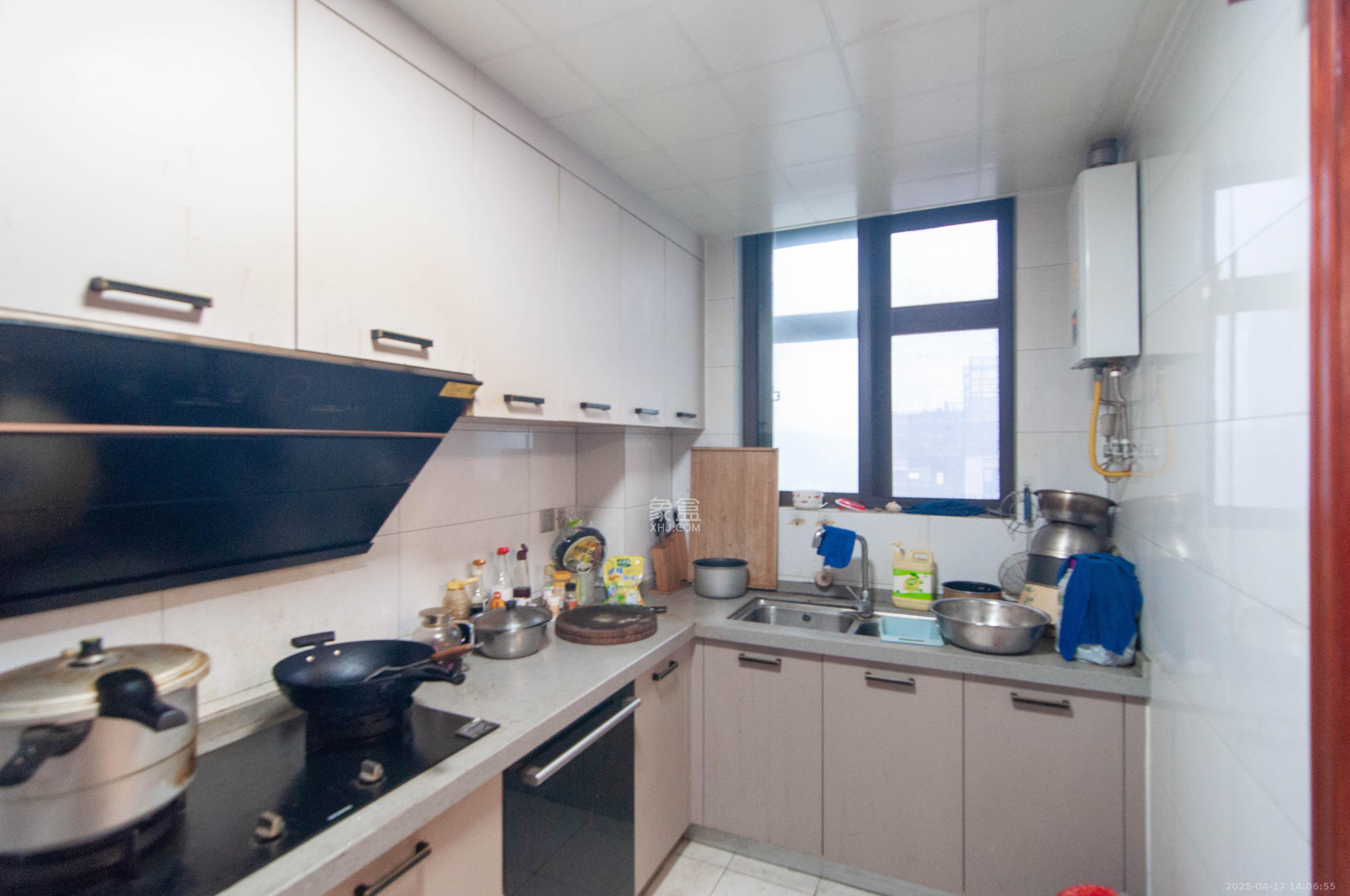 金茂梅溪湖 3室2厅2卫 170.0万 金茂梅溪湖 3室2厅2卫 170.0万厨房