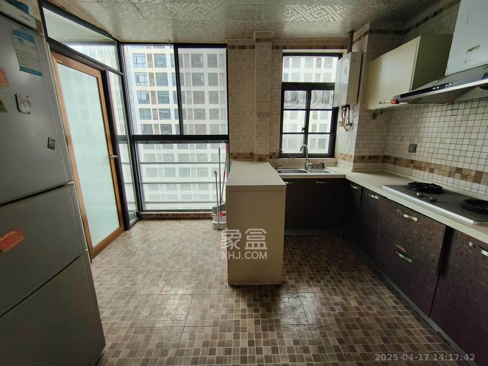 鑫远湘府华城 3室2厅2卫 3800.0元/月 鑫远湘府华城 3室2厅2卫 3800.0元/月室内图