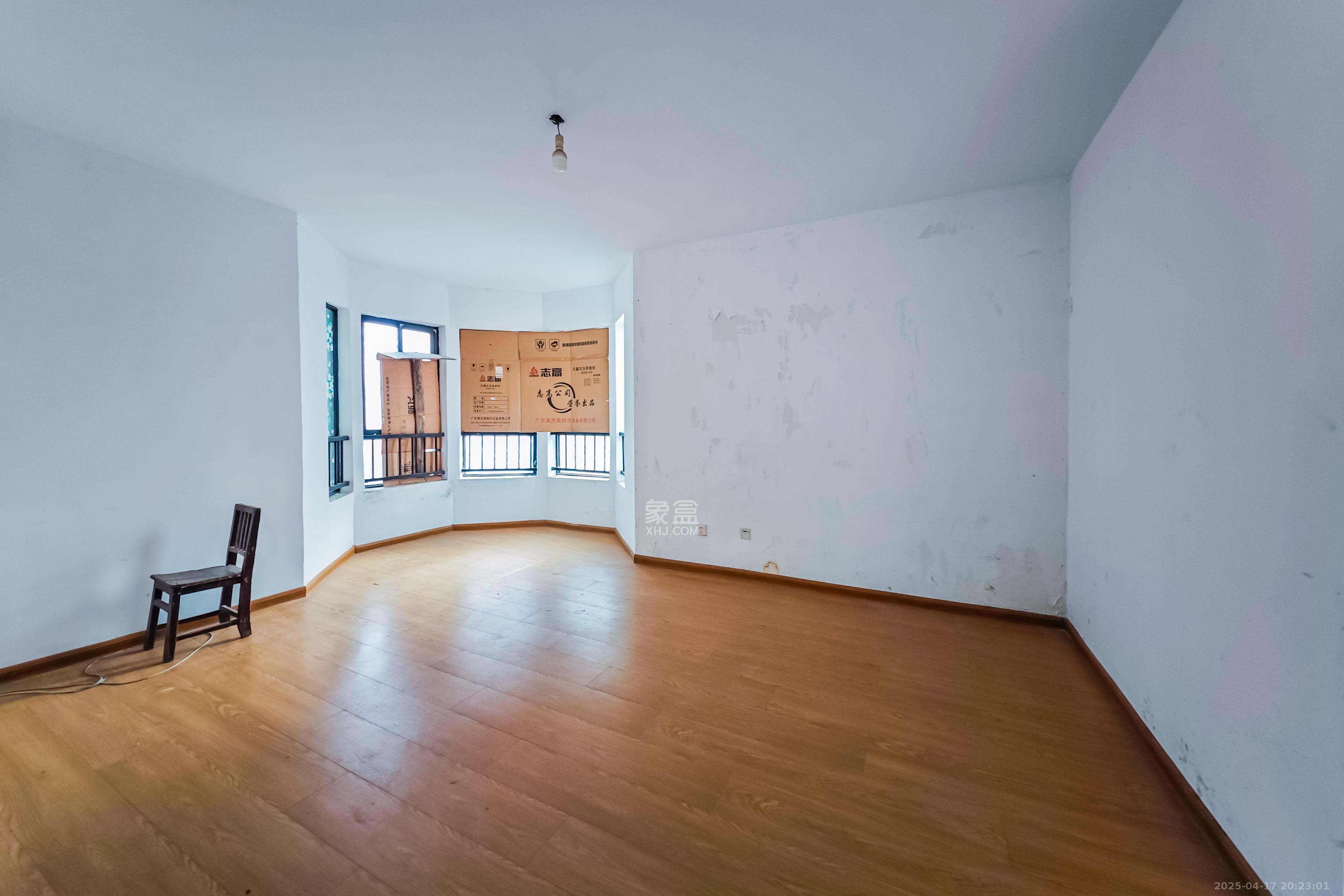 海拔东方  3室2厅2卫    115.0万 海拔东方  3室2厅2卫    115.0万卧室