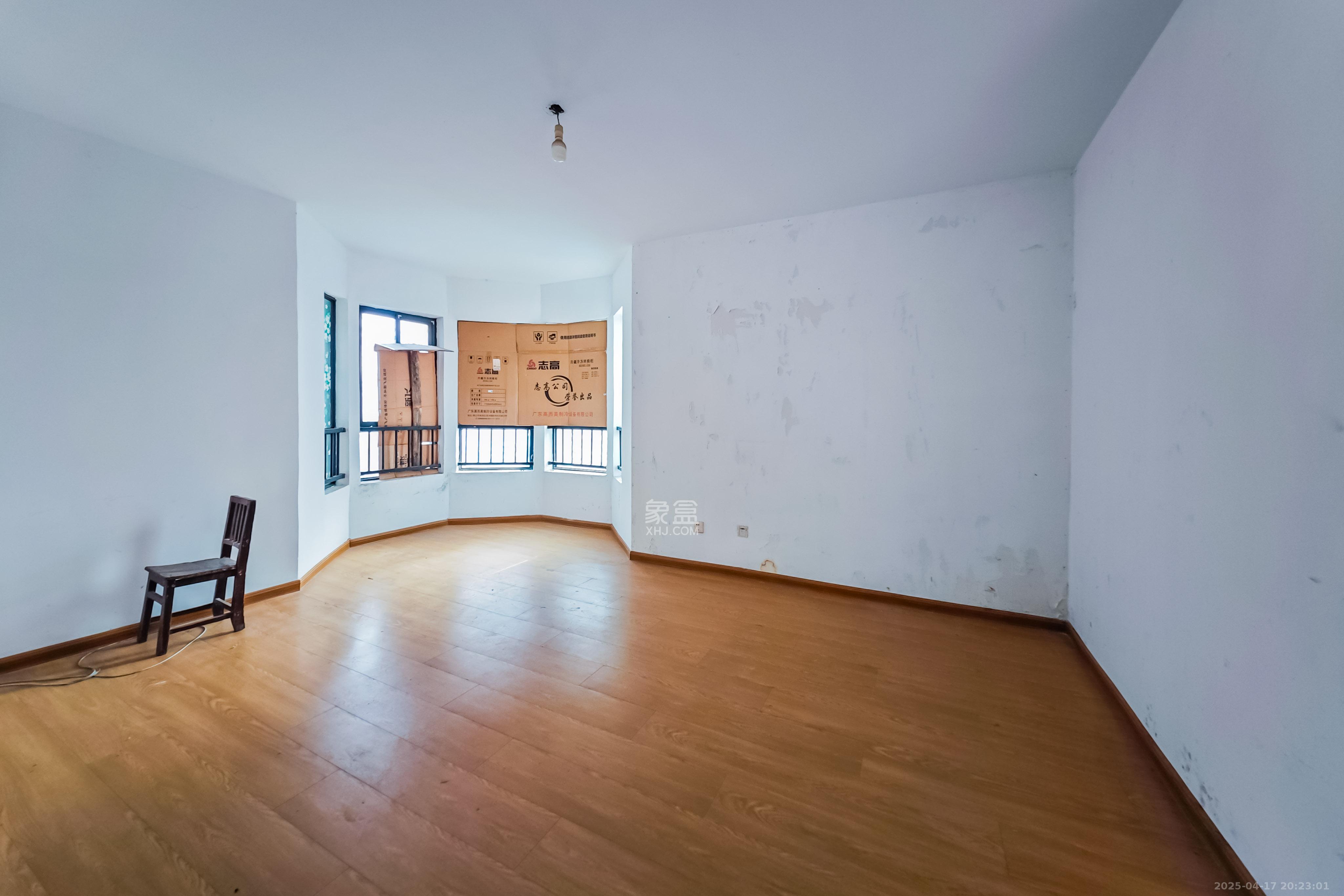 海拔东方  3室2厅2卫    115.0万 海拔东方  3室2厅2卫    115.0万卧室