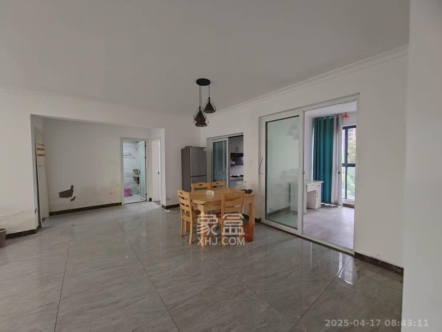 荣盛岳麓峰景 4室2厅2卫 2500.0元/月 荣盛岳麓峰景 4室2厅2卫 2500.0元/月室内图