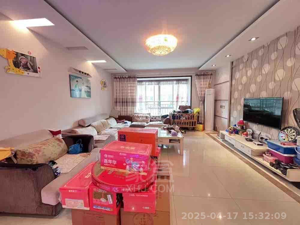 四季花园  4室2厅2卫   2300.00元/月室内图1