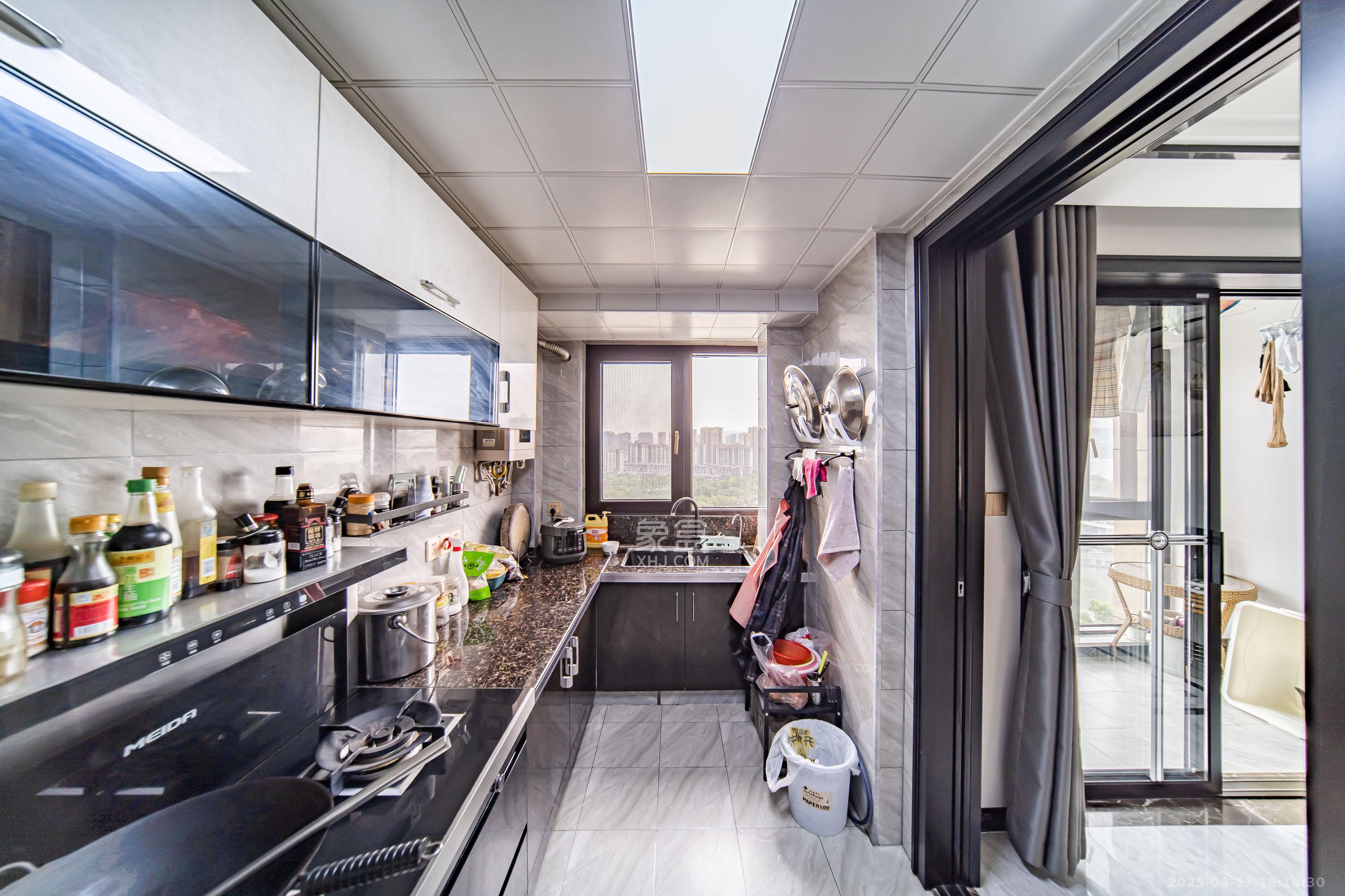 湘熙水郡(观澜海赋家园)  4室2厅2卫    160.0万 湘熙水郡(观澜海赋家园)  4室2厅2卫    160.0万厨房