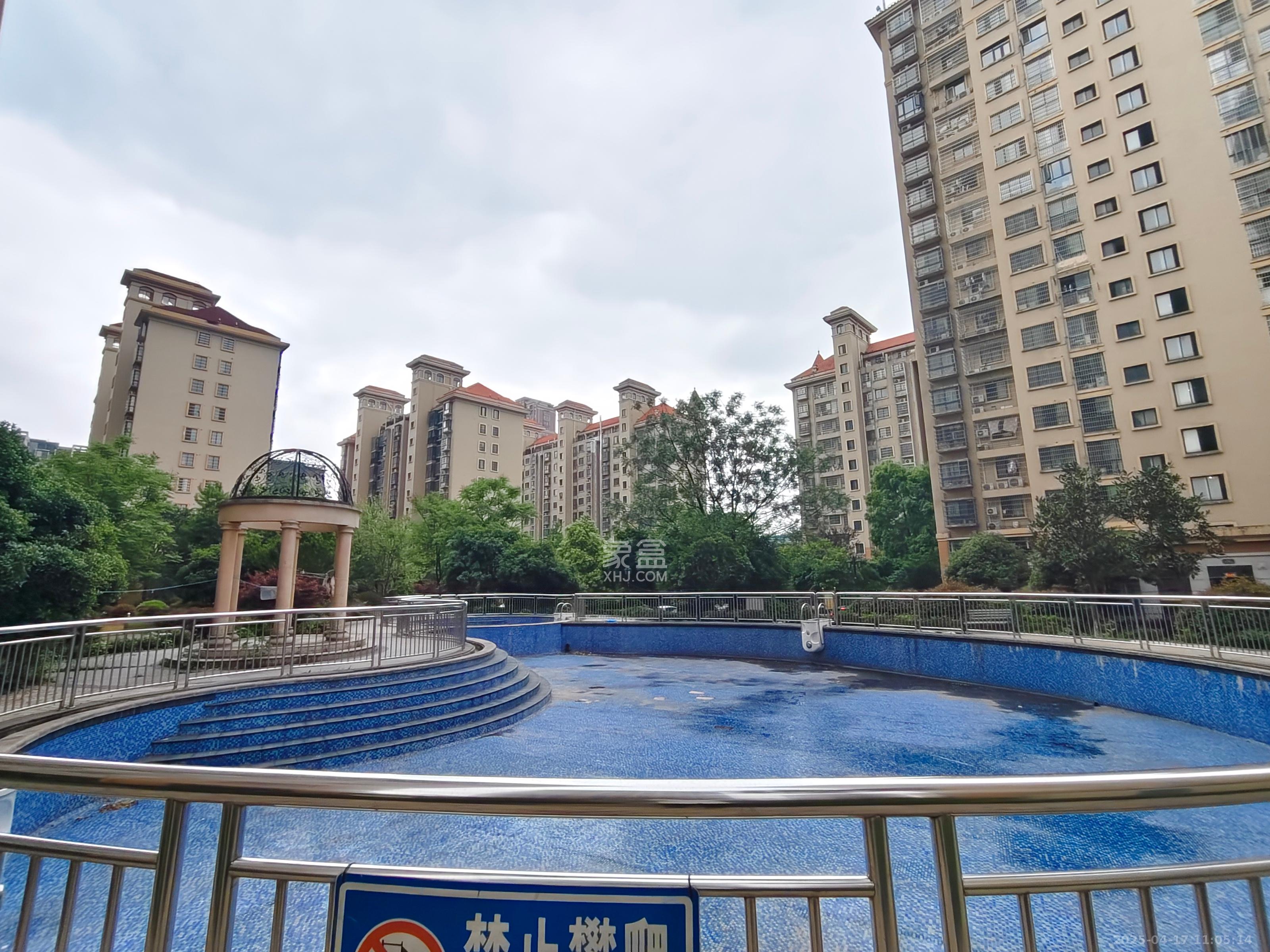 龙盛华府  3室2厅2卫   70.00万客厅