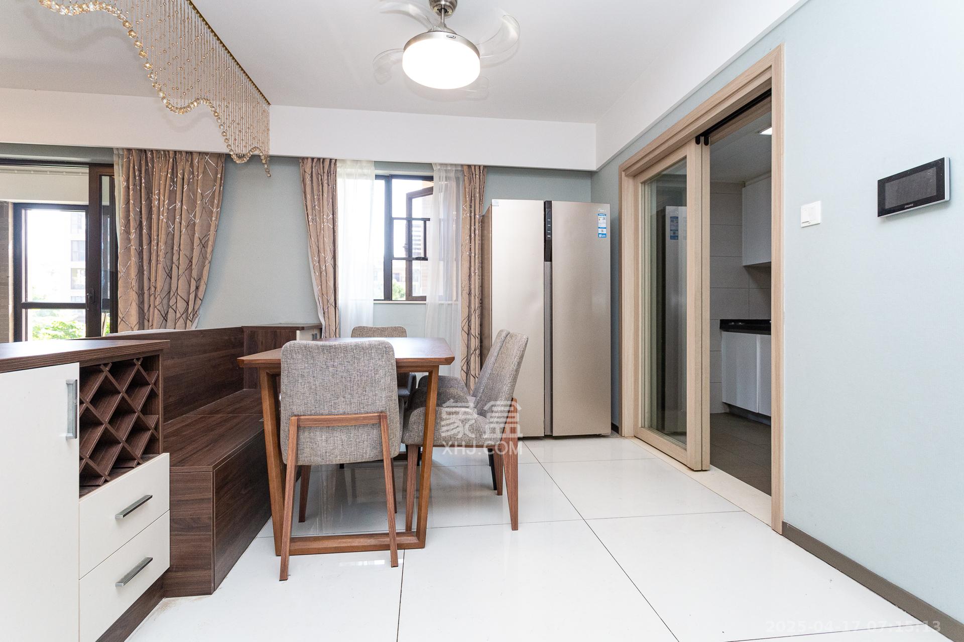 时代倾城五期 4室2厅2卫 99.0万 时代倾城五期 4室2厅2卫 99.0万客厅