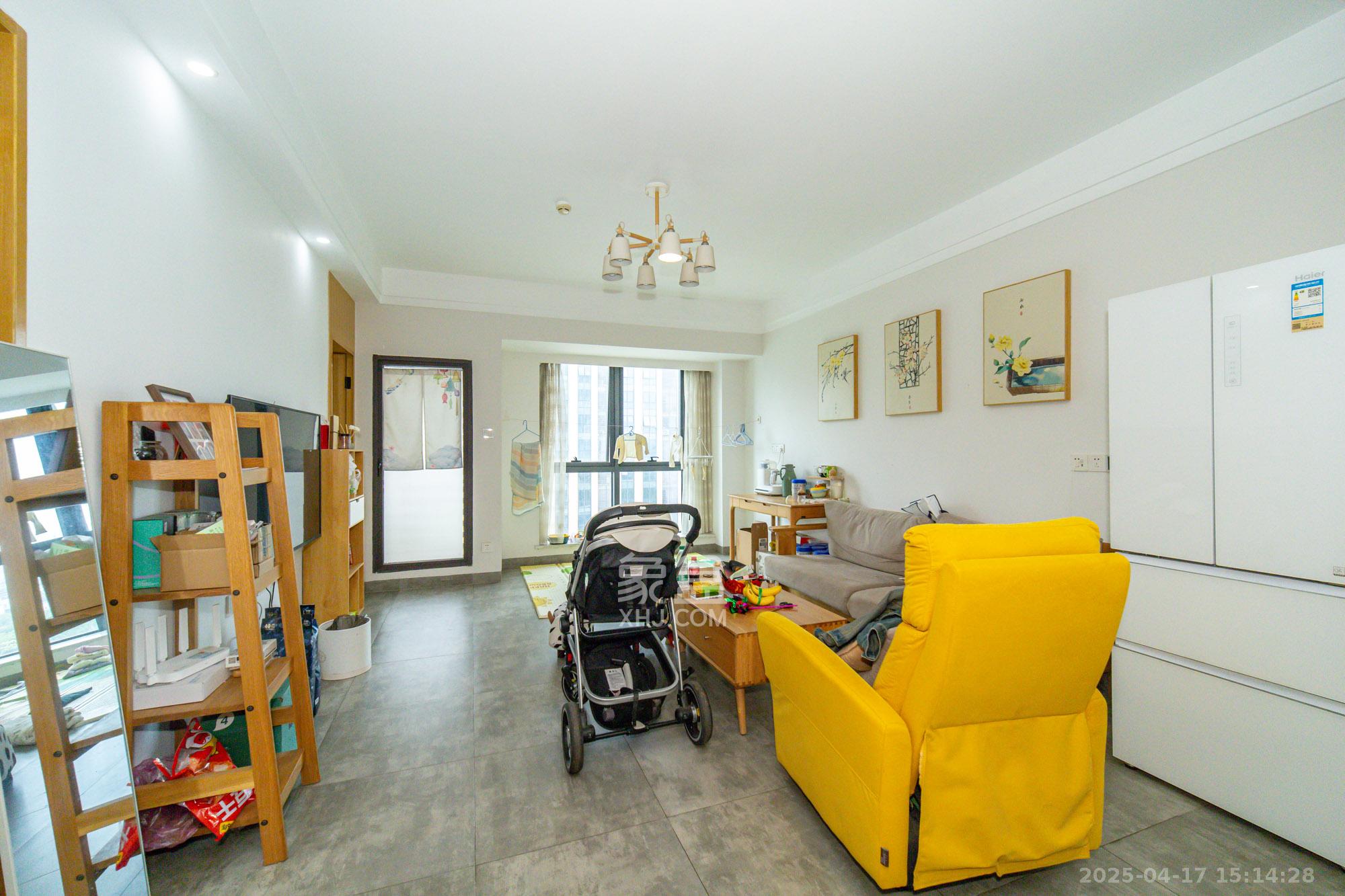 广华国际公馆(广华大厦) 2室2厅1卫 52.8万 广华国际公馆(广华大厦) 2室2厅1卫 52.8万客厅