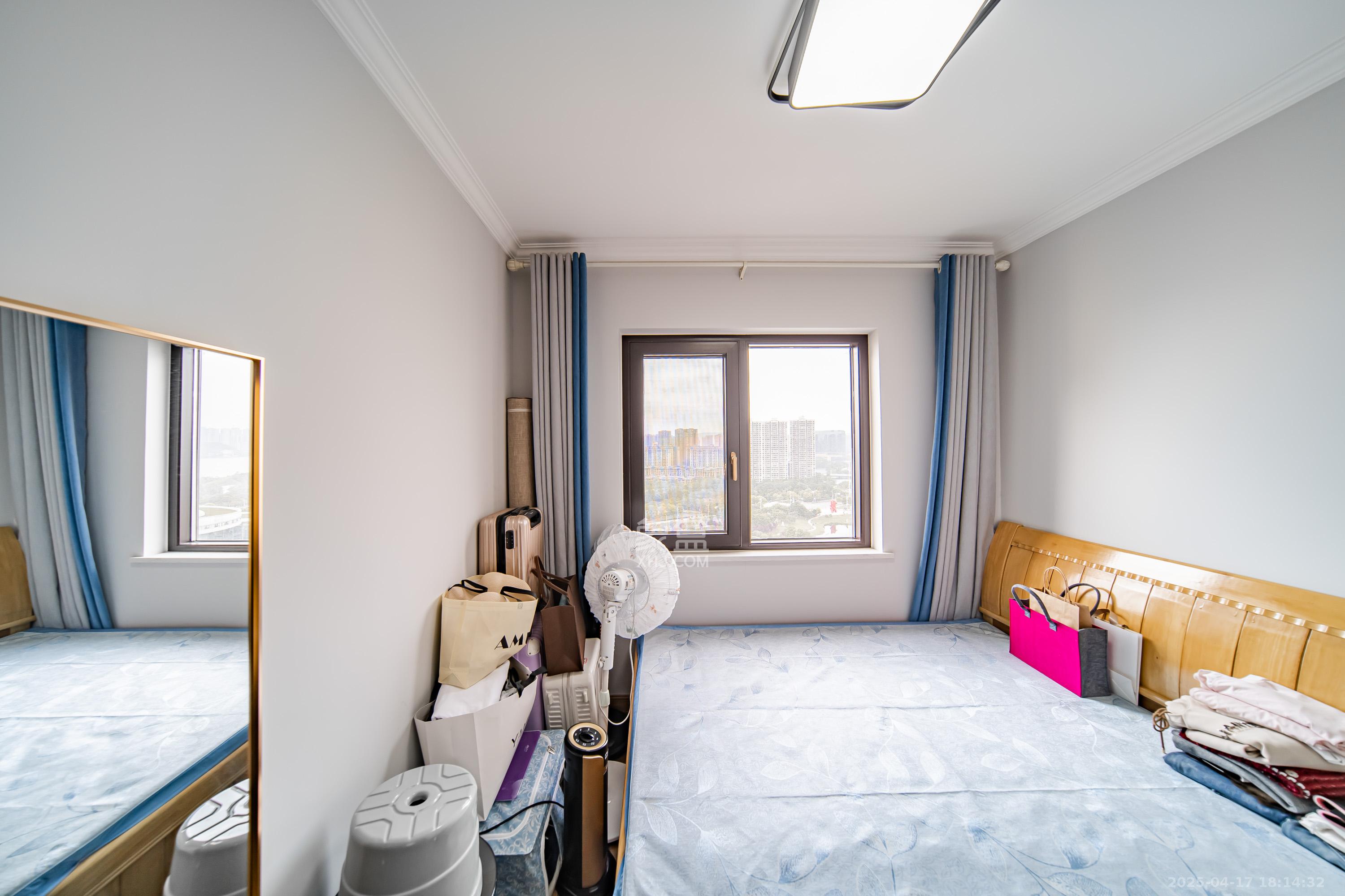 湘熙水郡(观澜海赋家园)  4室2厅2卫    160.0万 湘熙水郡(观澜海赋家园)  4室2厅2卫    160.0万卧室