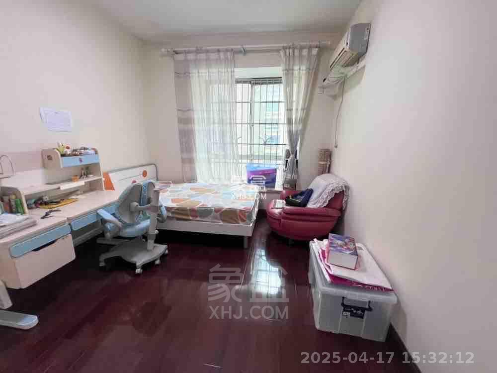 四季花园  4室2厅2卫   2300.00元/月室内图