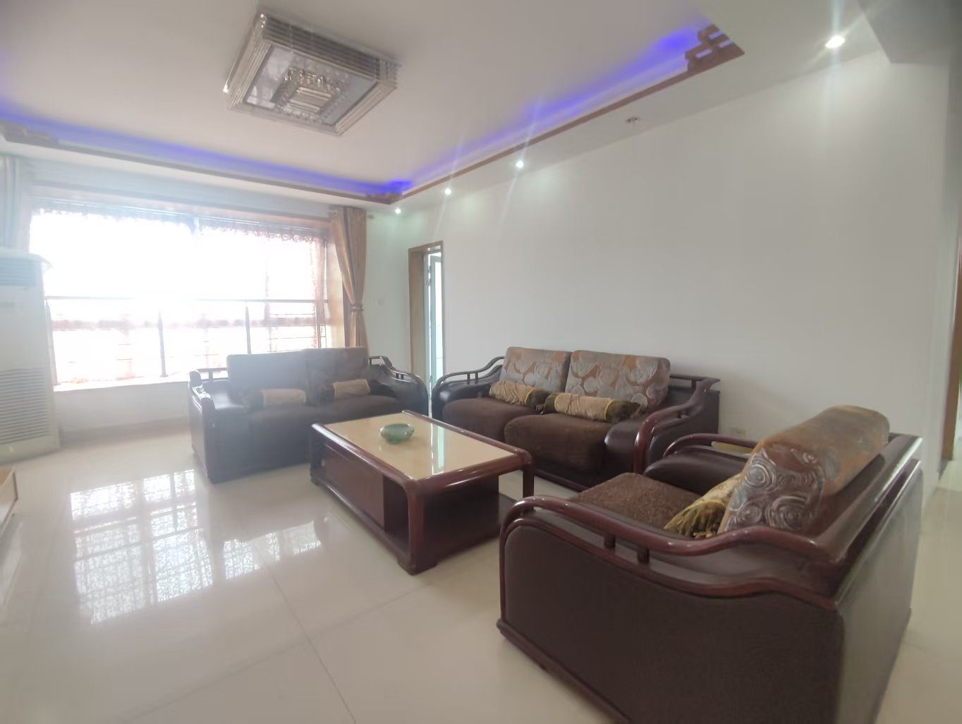 银色现代城 3室2厅2卫 1700.0元/月 银色现代城 3室2厅2卫 1700.0元/月室内图