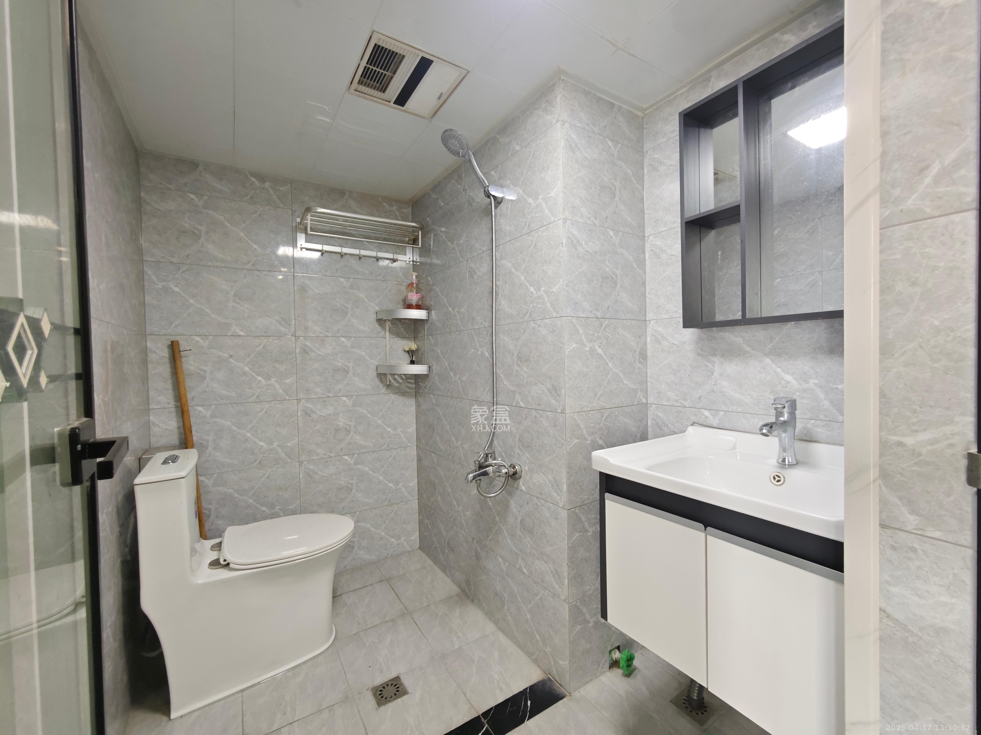 万科金色麦田  3室1厅2卫    2500.0元/月室内图