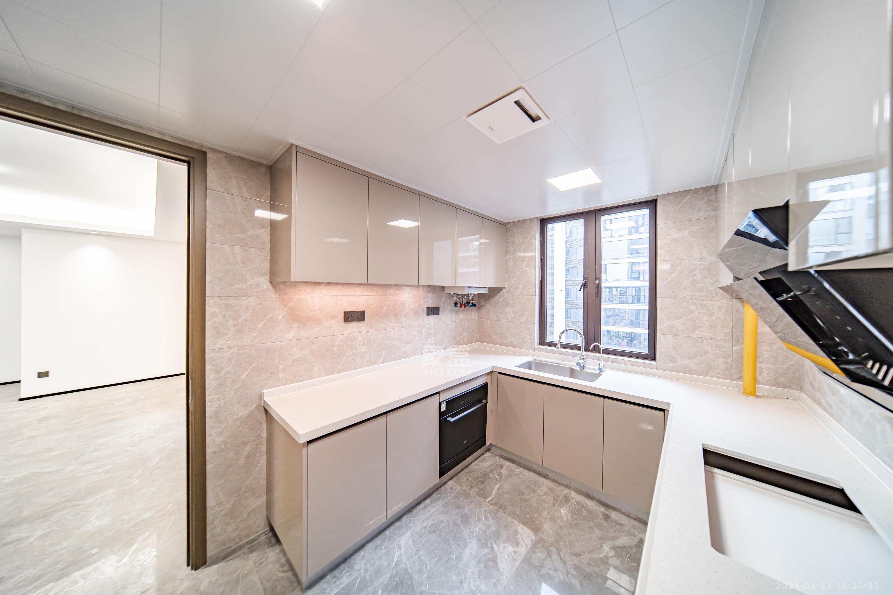 旭辉国宸府  4室2厅2卫    216.0万 旭辉国宸府  4室2厅2卫    216.0万厨房