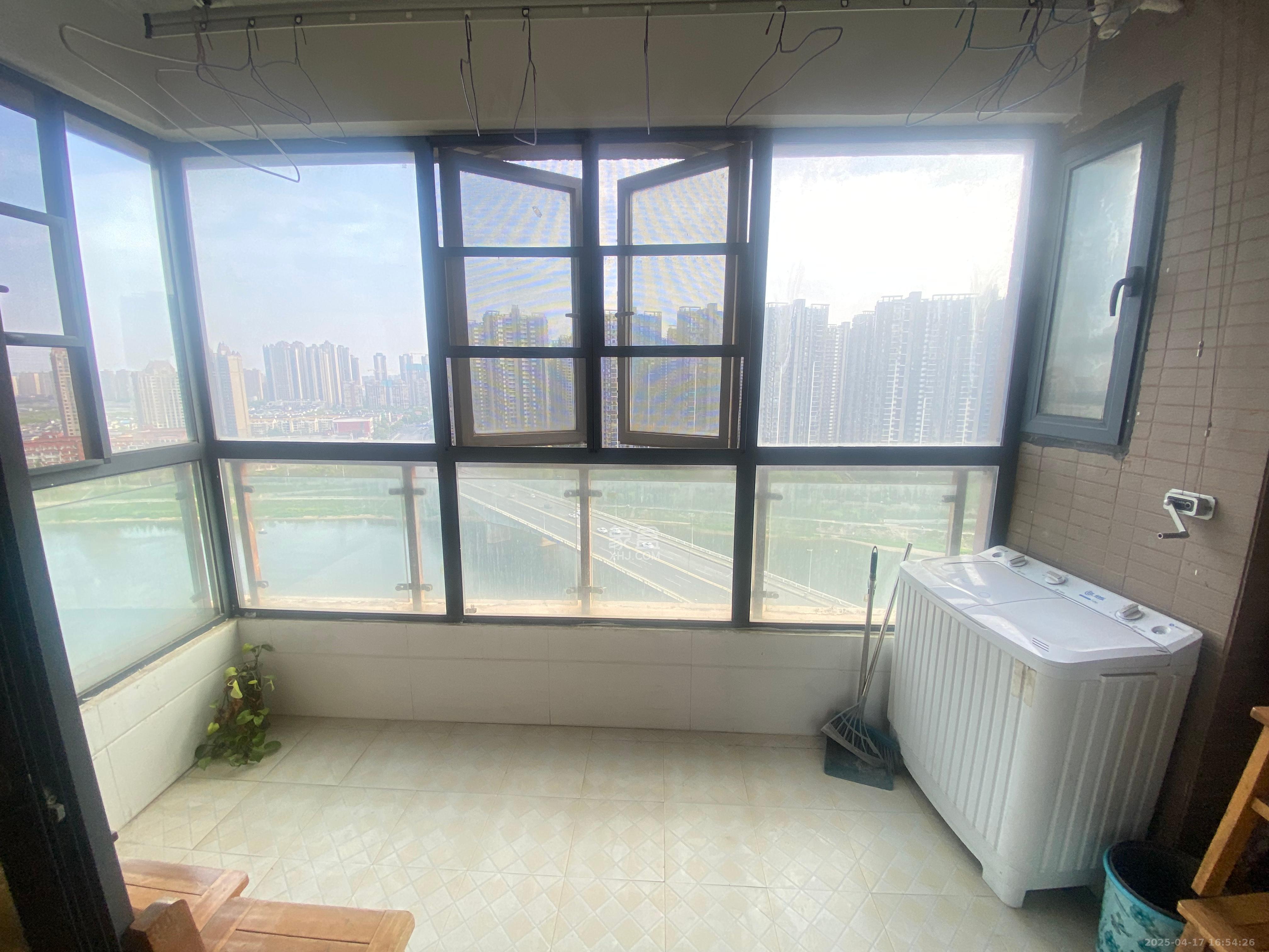 双湾国际(湘江御景花园) 3室2厅2卫 2000.0元/月 双湾国际(湘江御景花园) 3室2厅2卫 2000.0元/月室内图