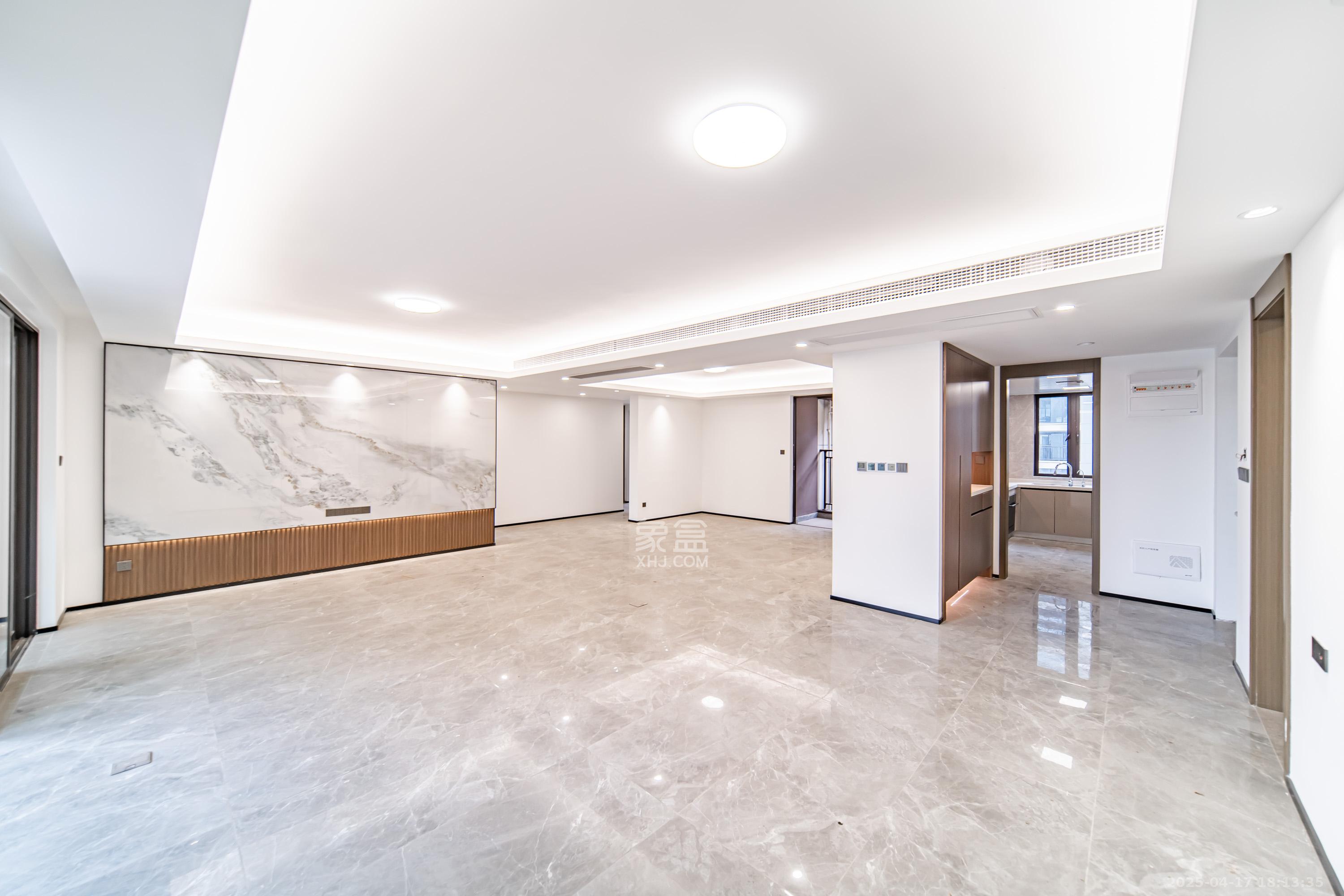 旭辉国宸府  4室2厅2卫    216.0万 旭辉国宸府  4室2厅2卫    216.0万客厅