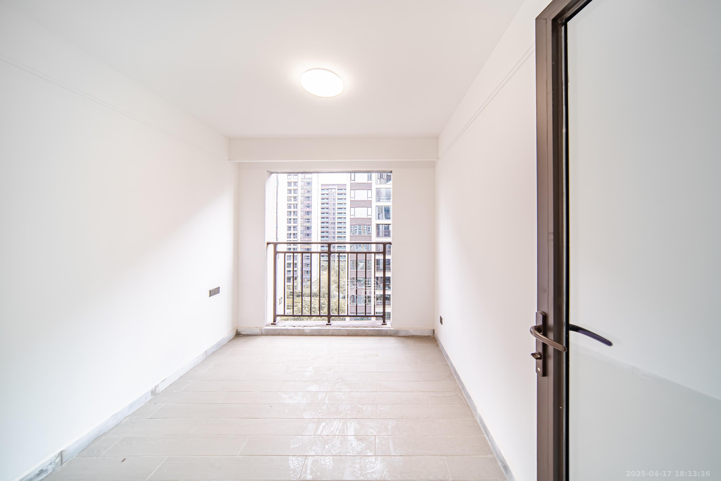 旭辉国宸府  4室2厅2卫    216.0万 旭辉国宸府  4室2厅2卫    216.0万卧室