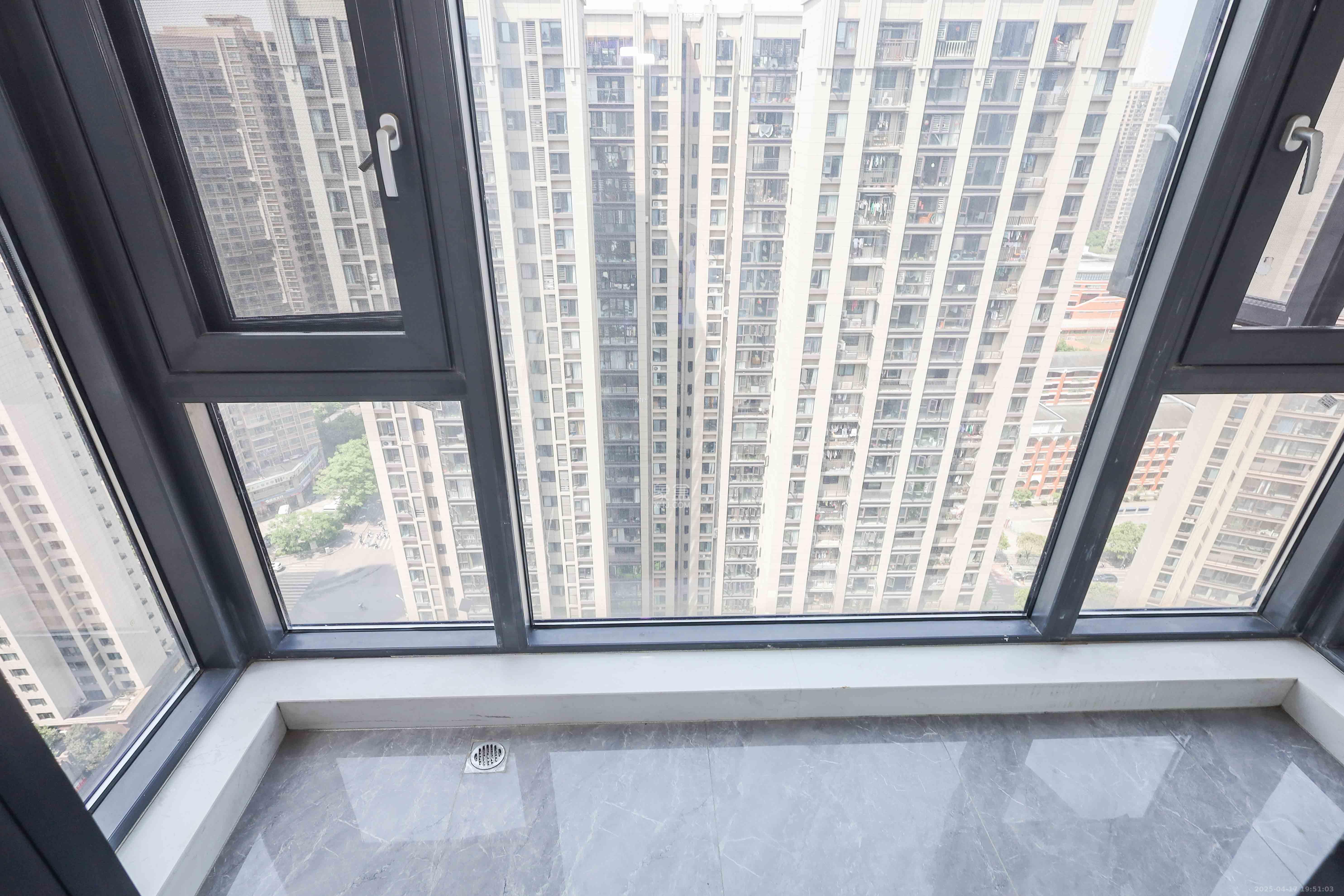 中国铁建梅溪青秀三期  4室2厅2卫   239.00万阳台