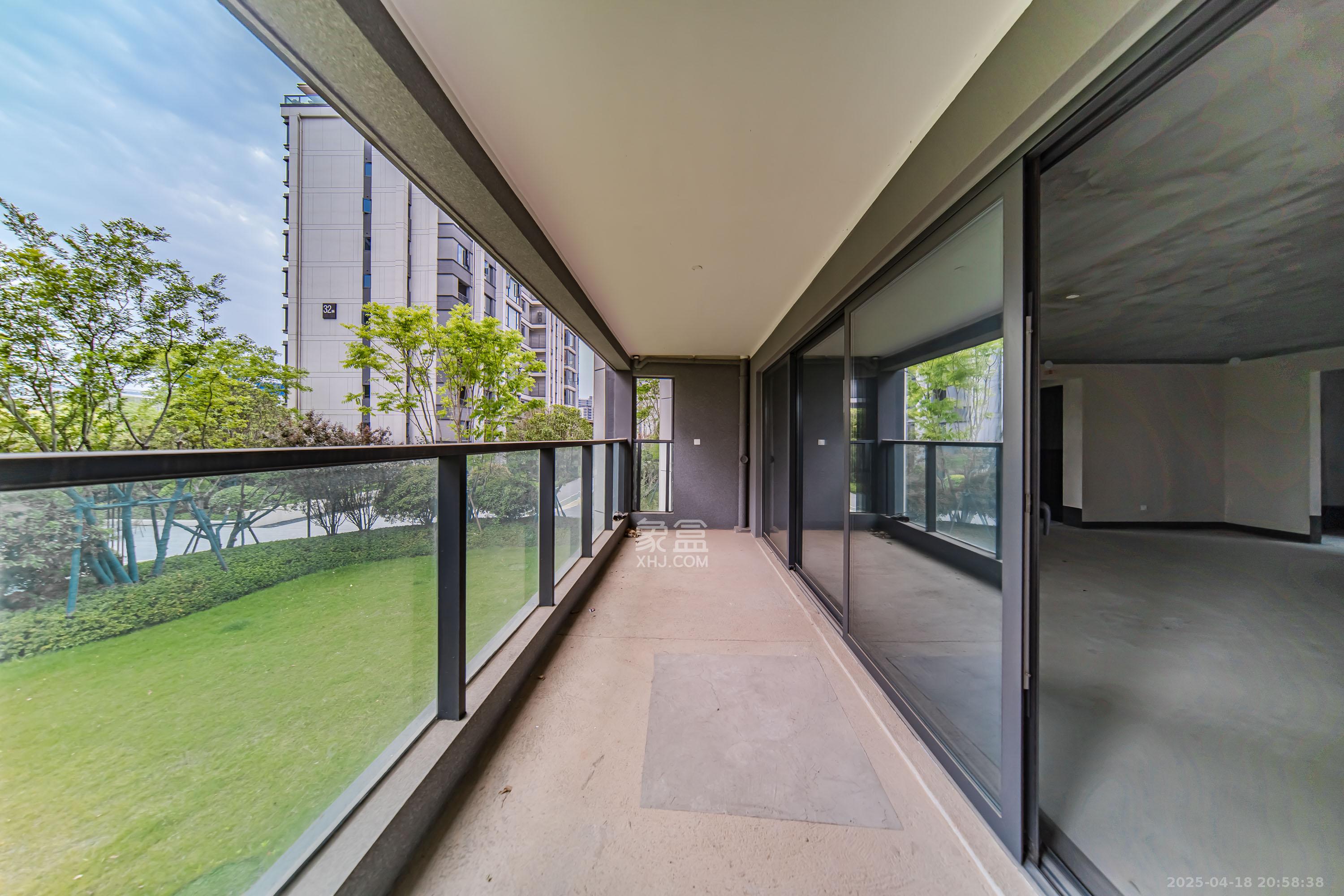 华润置地润樾府  4室2厅2卫    199.9万 华润置地润樾府  4室2厅2卫    199.9万阳台