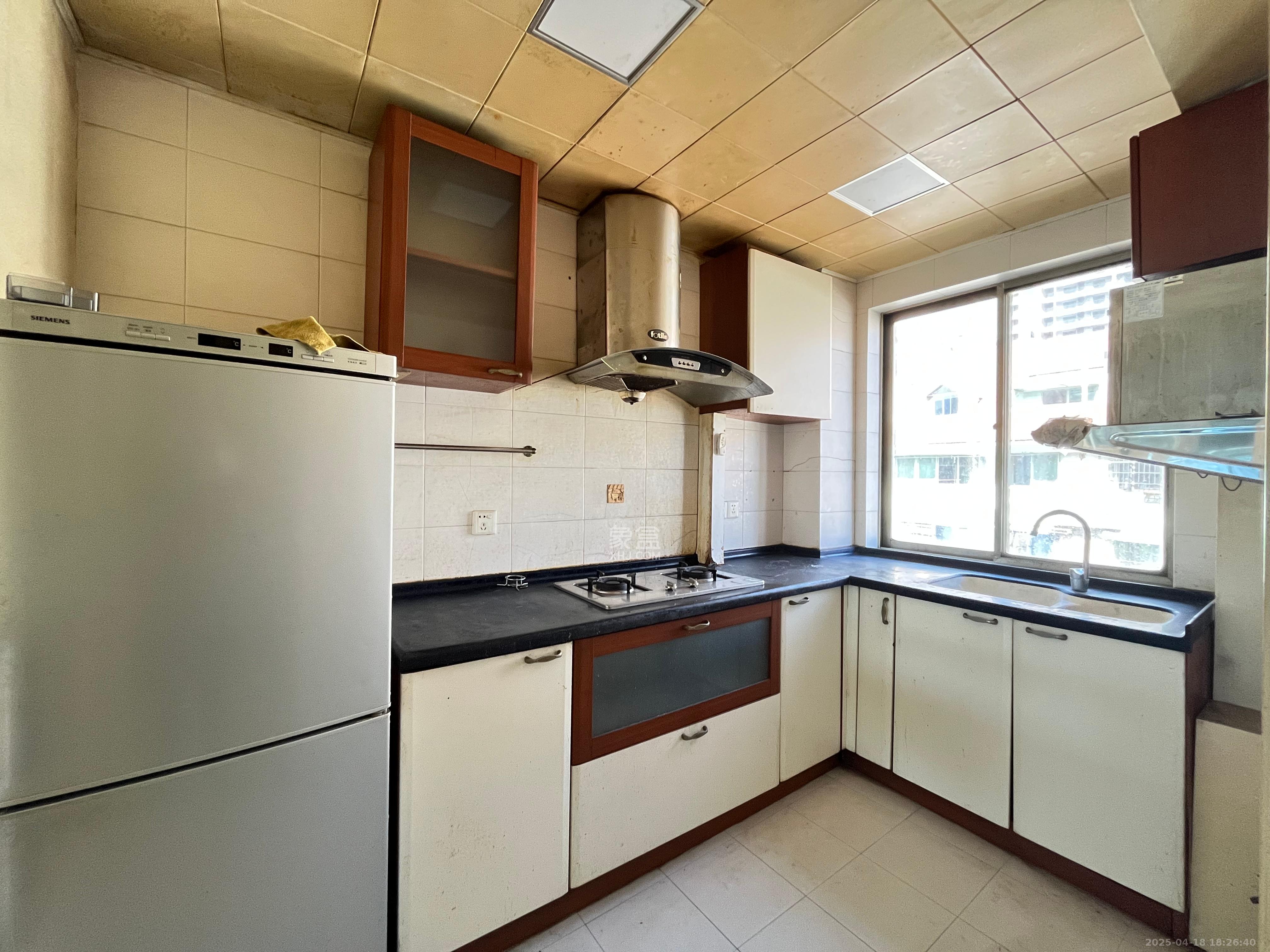 南明苑西区 3室2厅2卫 2300.0元/月 南明苑西区 3室2厅2卫 2300.0元/月室内图