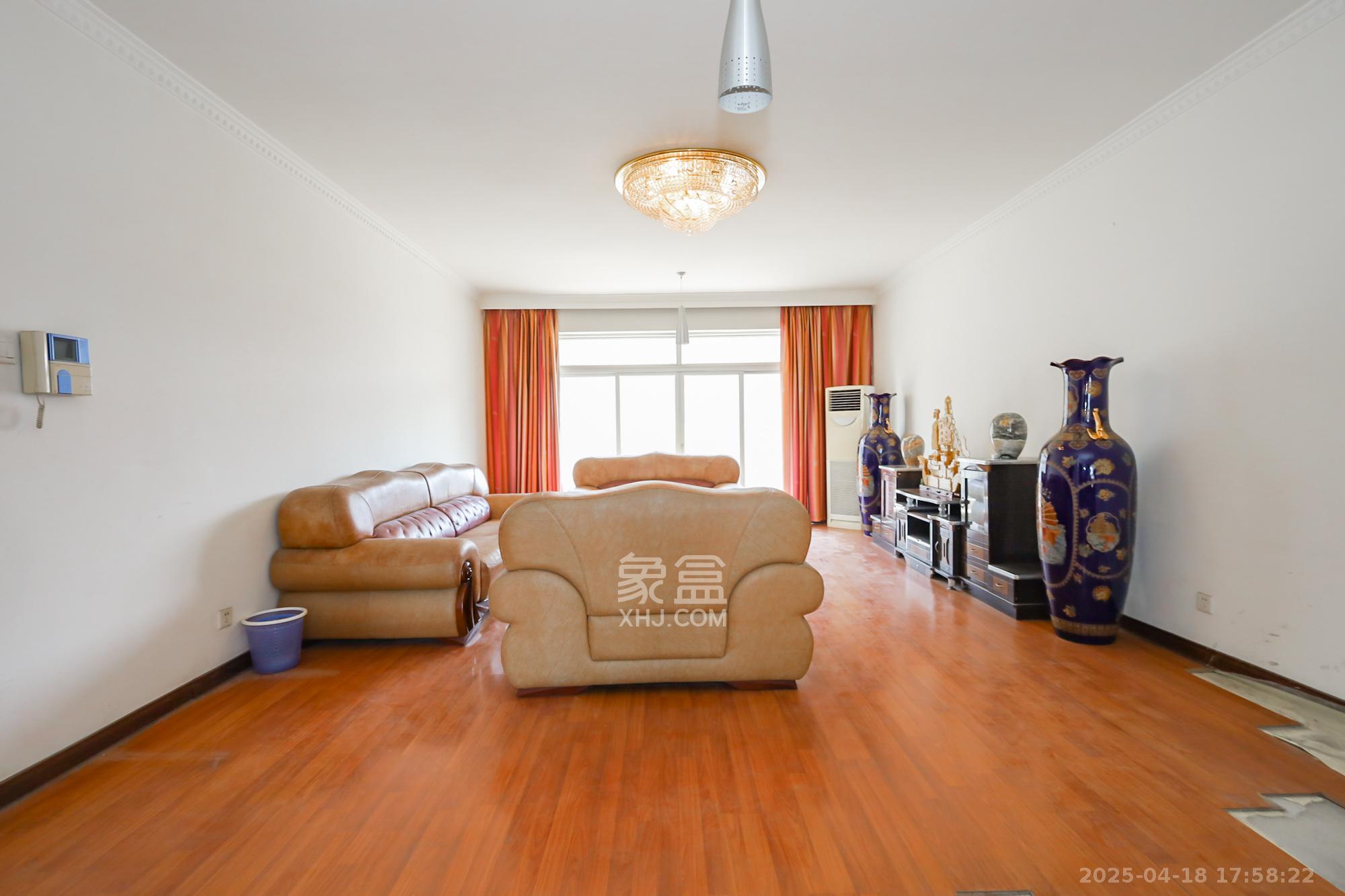 江岸景苑 3室2厅2卫 165.0万 江岸景苑 3室2厅2卫 165.0万客厅