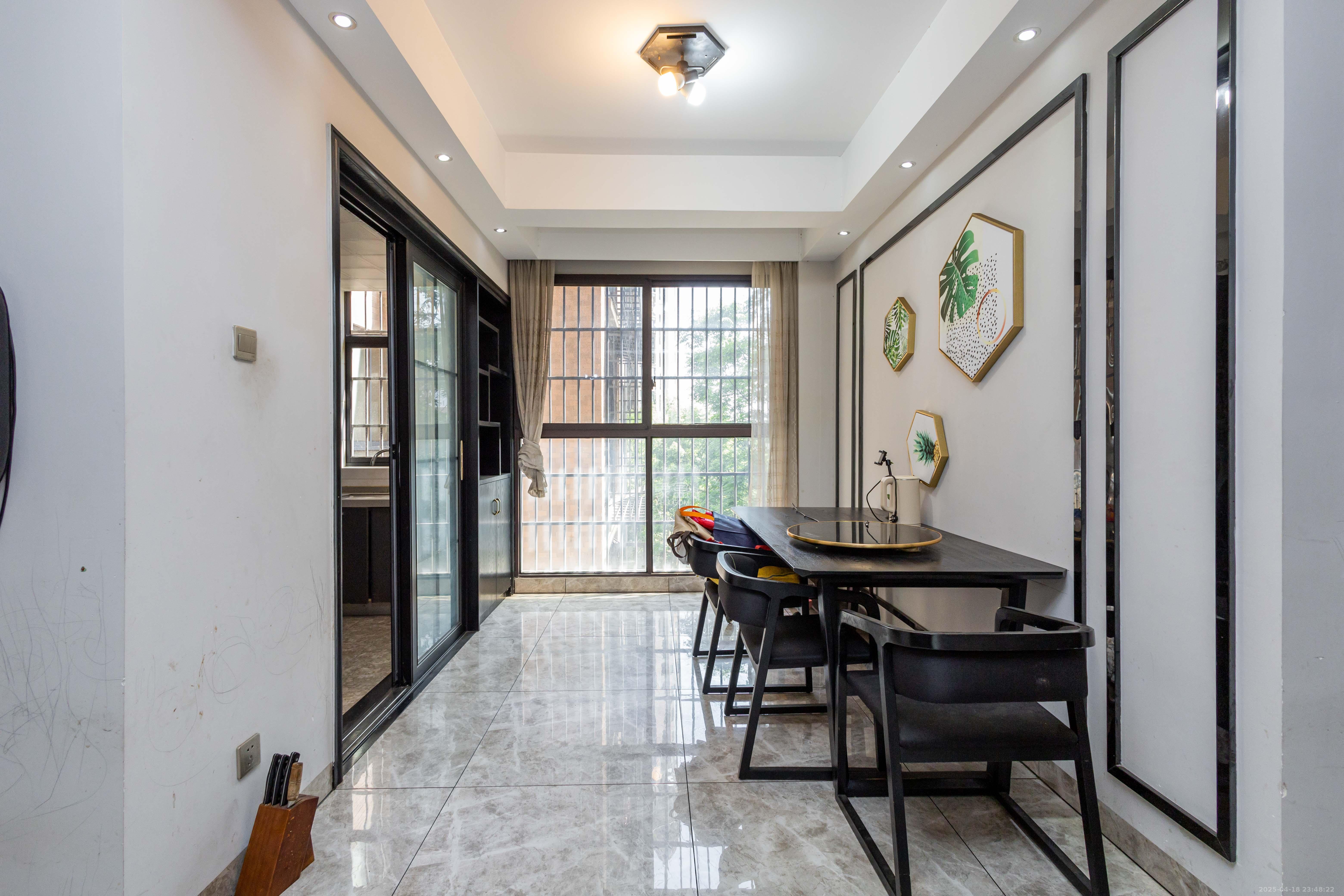 康桥长郡 4室2厅2卫 98.0万 康桥长郡 4室2厅2卫 98.0万客厅