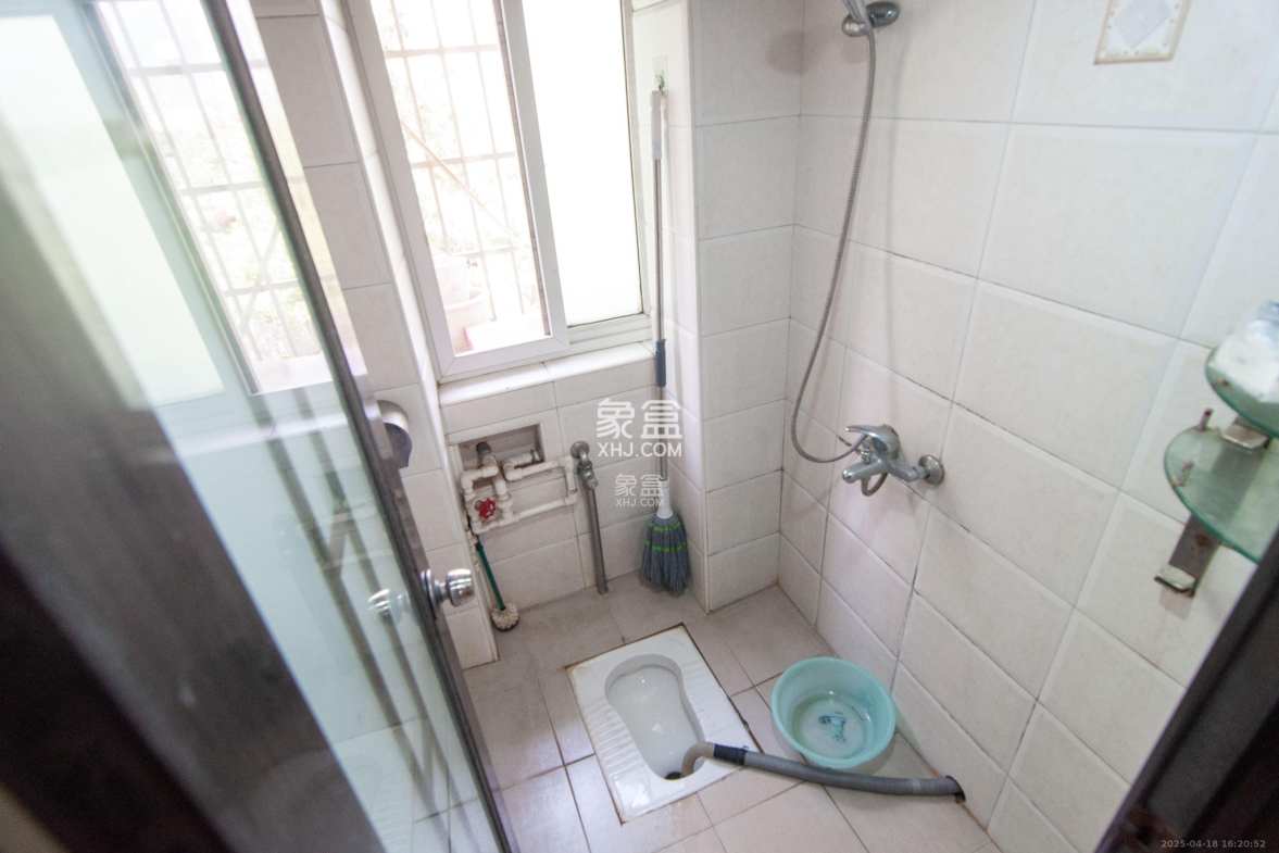 卓峰家园 3室2厅2卫 76.0万 卓峰家园 3室2厅2卫 76.0万卫生间