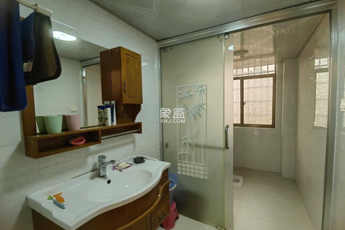 新公安局民警住宅小区  3室2厅2卫    88.8万 新公安局民警住宅小区  3室2厅2卫    88.8万客厅