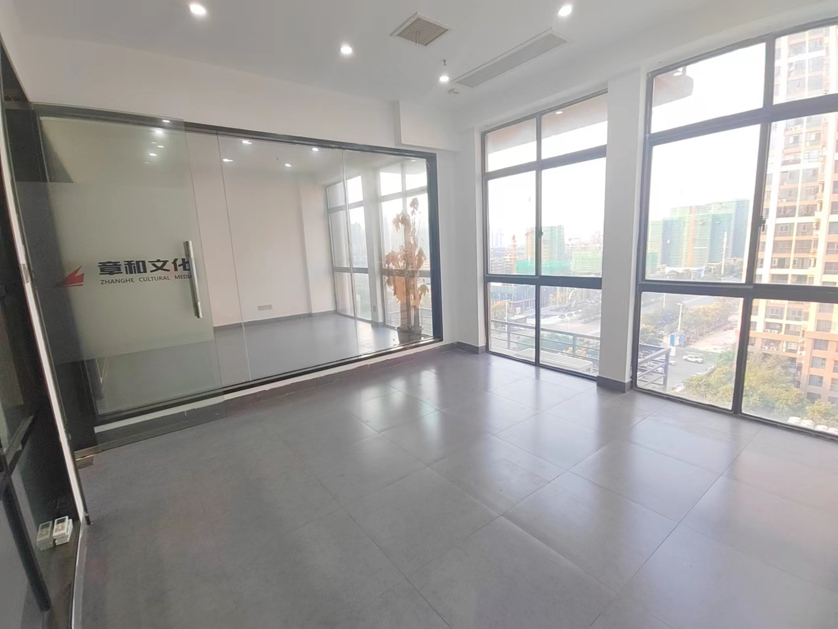 融冠亲城50写字楼 1室1厅1卫 1800.0元/月 融冠亲城50写字楼 1室1厅1卫 1800.0元/月室内图