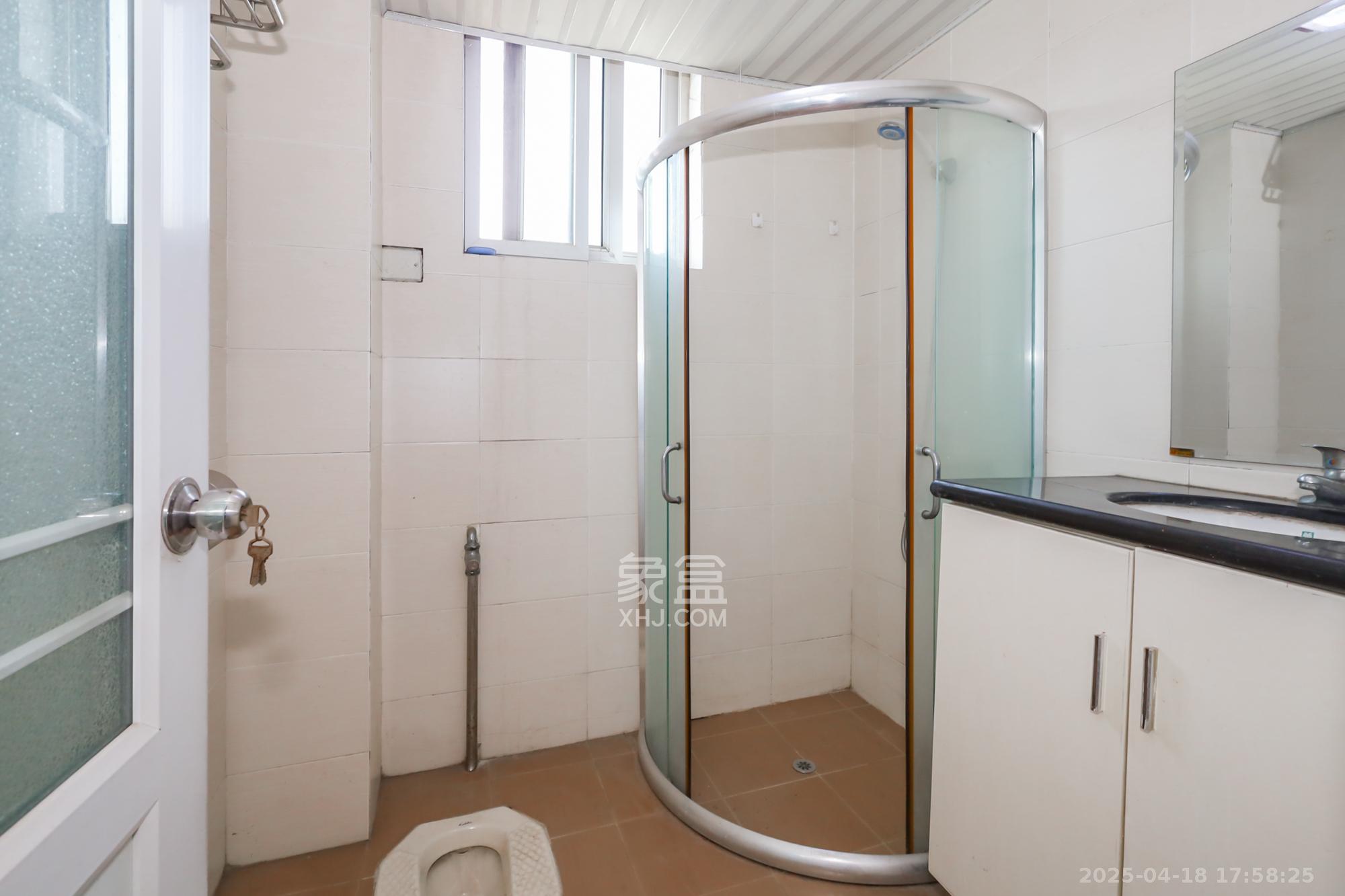 江岸景苑 3室2厅2卫 165.0万 江岸景苑 3室2厅2卫 165.0万卫生间