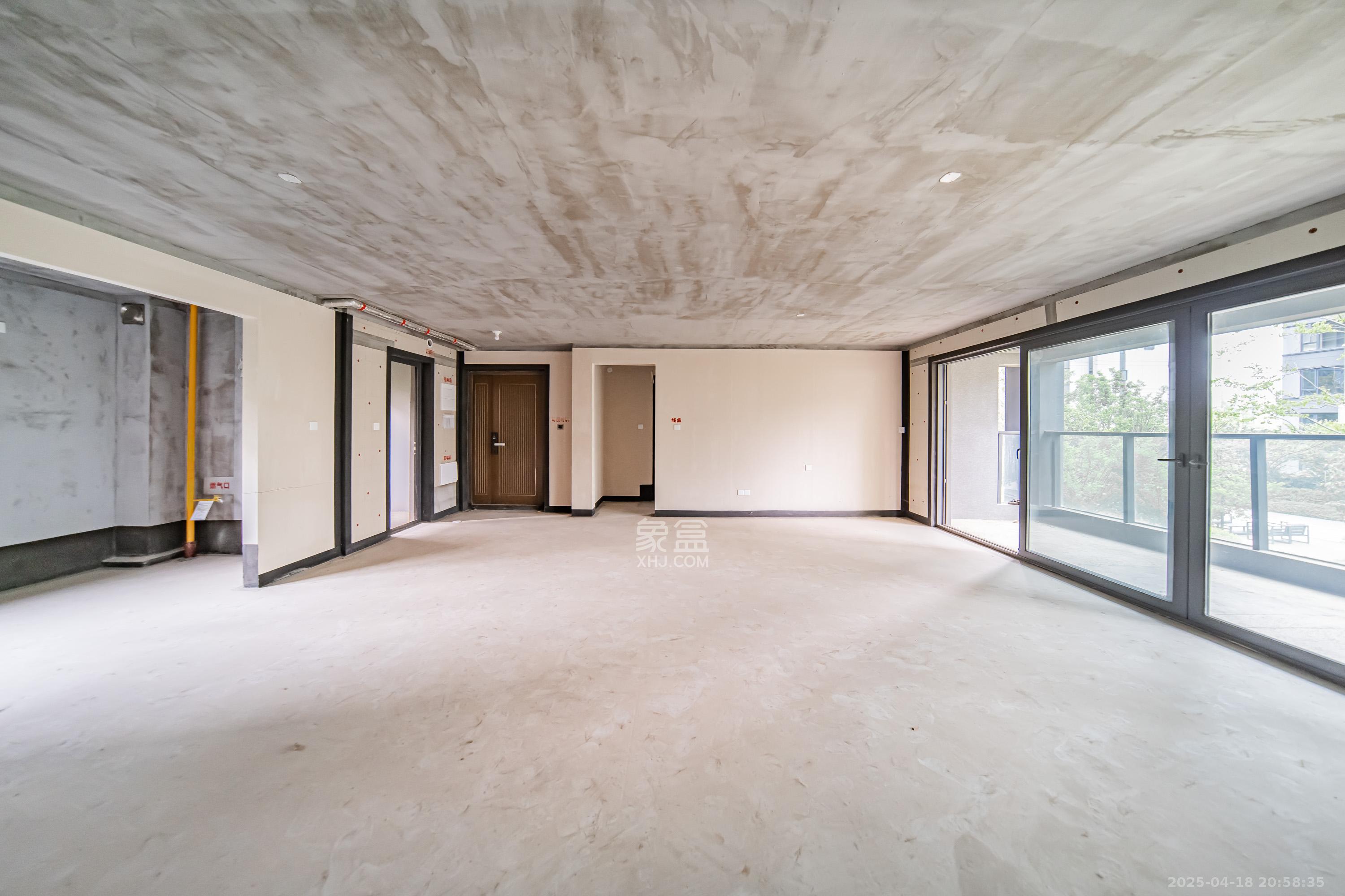 华润置地润樾府  4室2厅2卫    199.9万 华润置地润樾府  4室2厅2卫    199.9万客厅