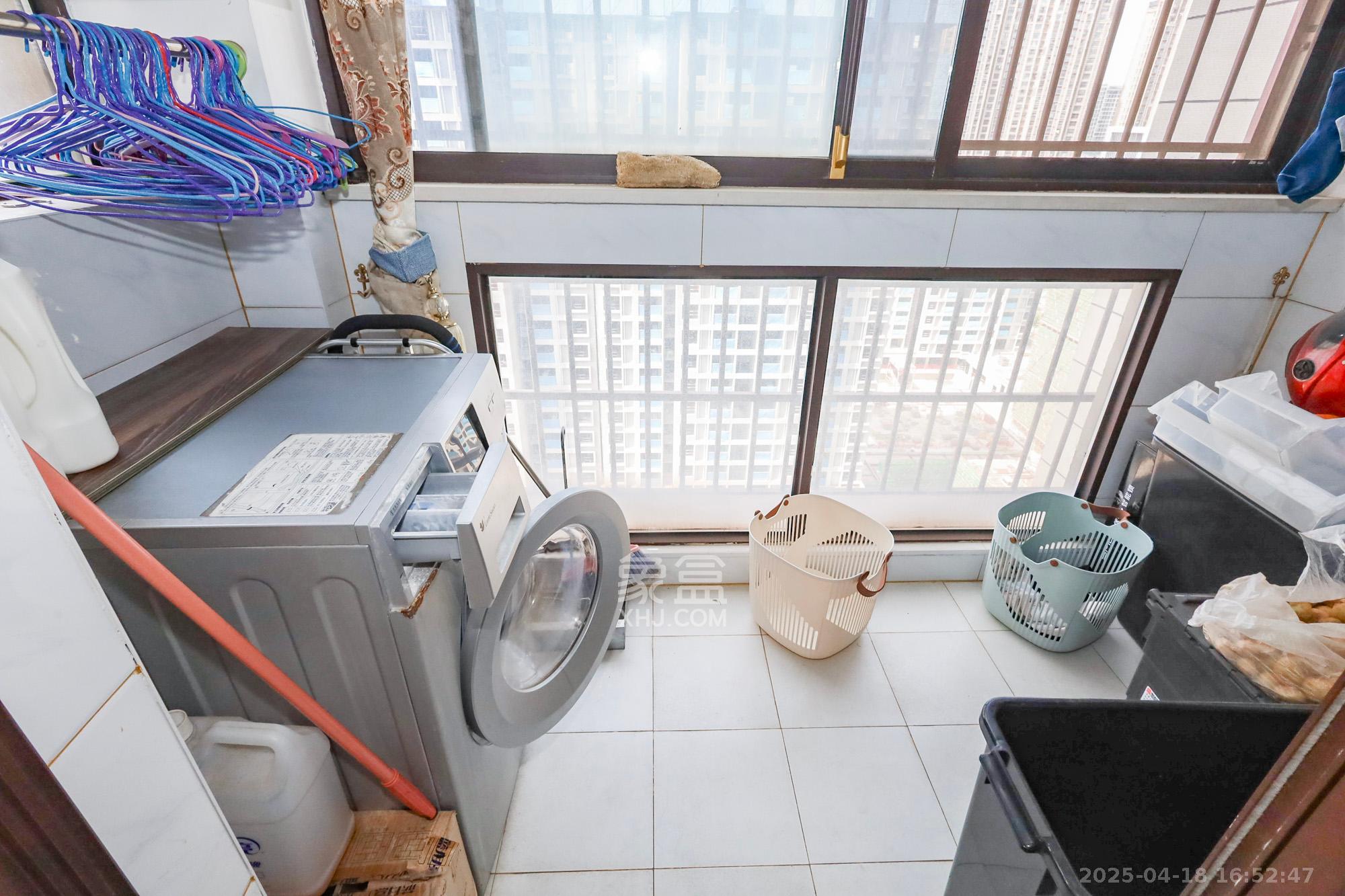 阳光丽城  4室2厅2卫   193.00万阳台
