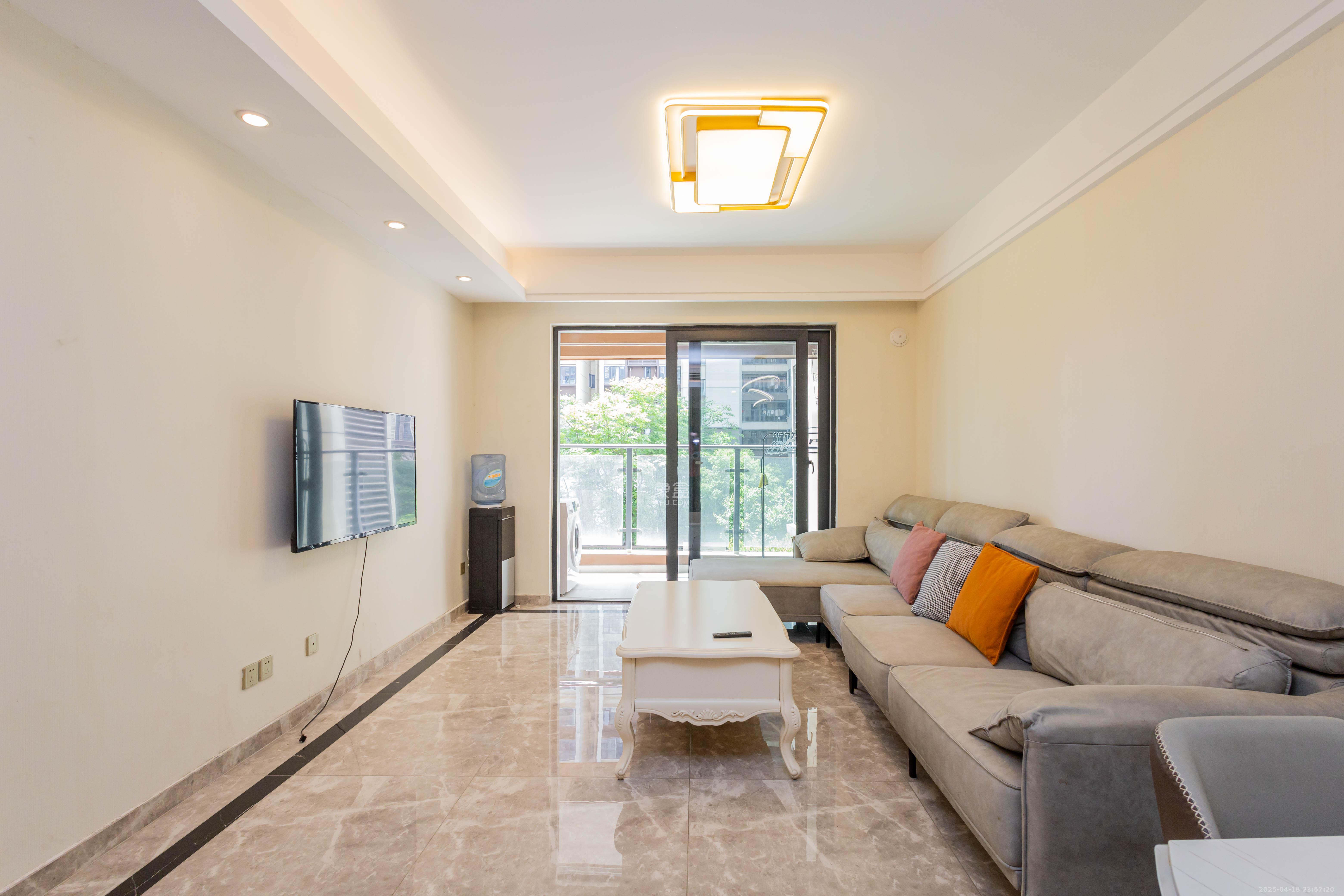 华远碧桂园海蓝城 3室2厅2卫 84.28万 华远碧桂园海蓝城 3室2厅2卫 84.28万客厅