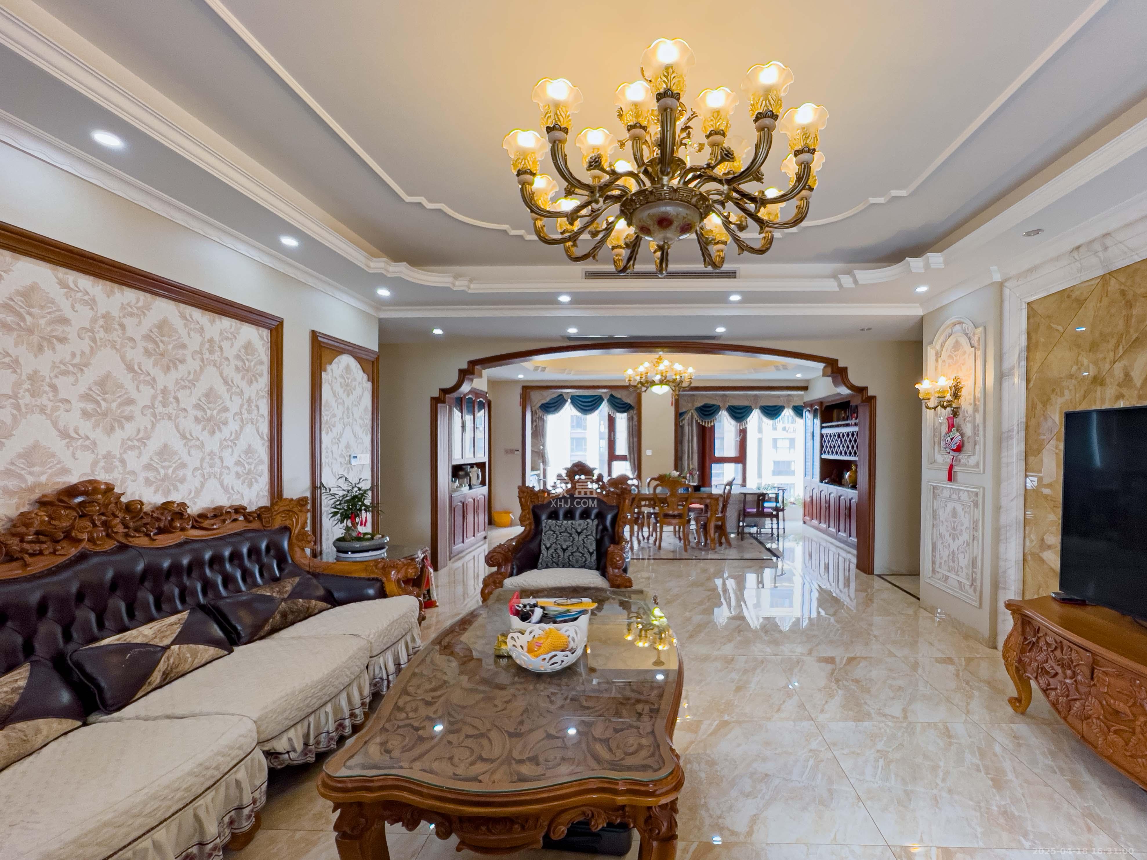 金茂梅溪湖 4室2厅2卫 408.0万 金茂梅溪湖 4室2厅2卫 408.0万客厅